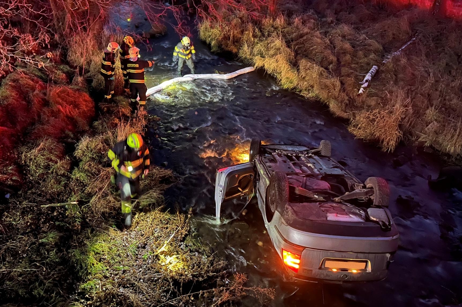 101225-Osobní auto v říčce Litávce po střetu s dodávkou na okraji Lhoty u Příbramě.jpg