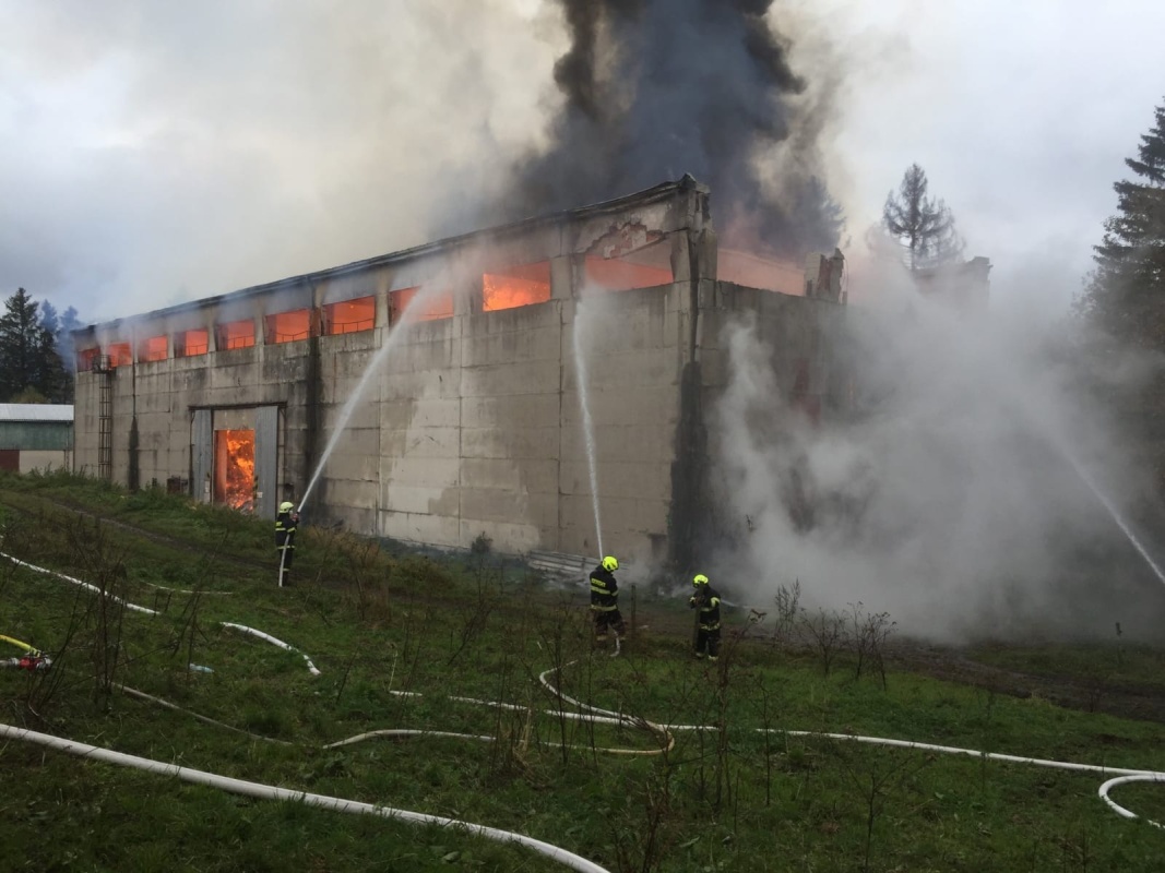 Požár zachvátil halu plnou sena v Bartošovicích v Orlických horách 17. 10. 2020. Na místo vyjelo pět jednotek požární ochrany z našeho kraje, byla vyžádána pomoc dalších čtyř jednotek z území Pardubického kraje a v rámci přeshraniční spolupráce byly k požáru vyslány i dvě jednotky z blízkého polského příhraničí. Následným šetřením bylo zjištěno, že plameny zachvátily asi 2800 balíků sena. Škoda na objektu a uskladněném senu byla předběžně odhadnuta na 6,1 milionu korun.
