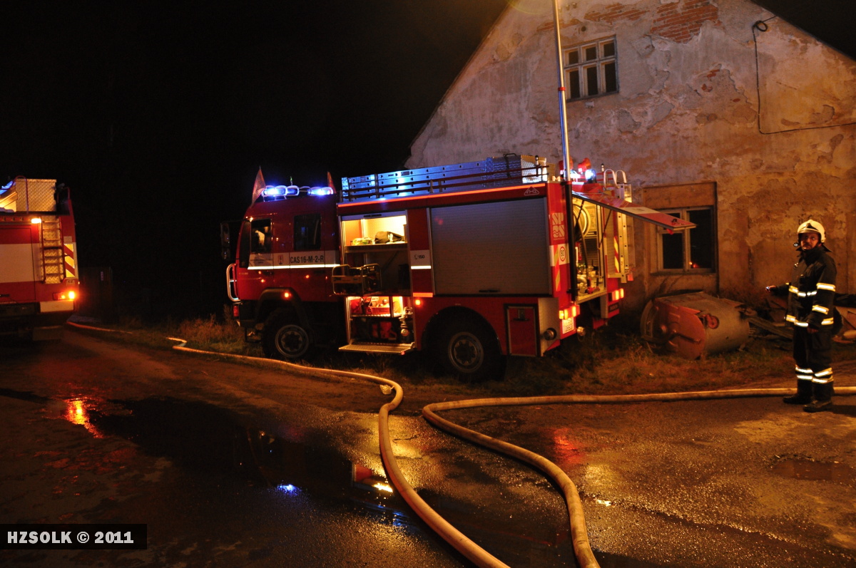 11 22.10.2011 Požár autoservisu a stolárny Ruda nad Moravou - Bohdíkov39.JPG