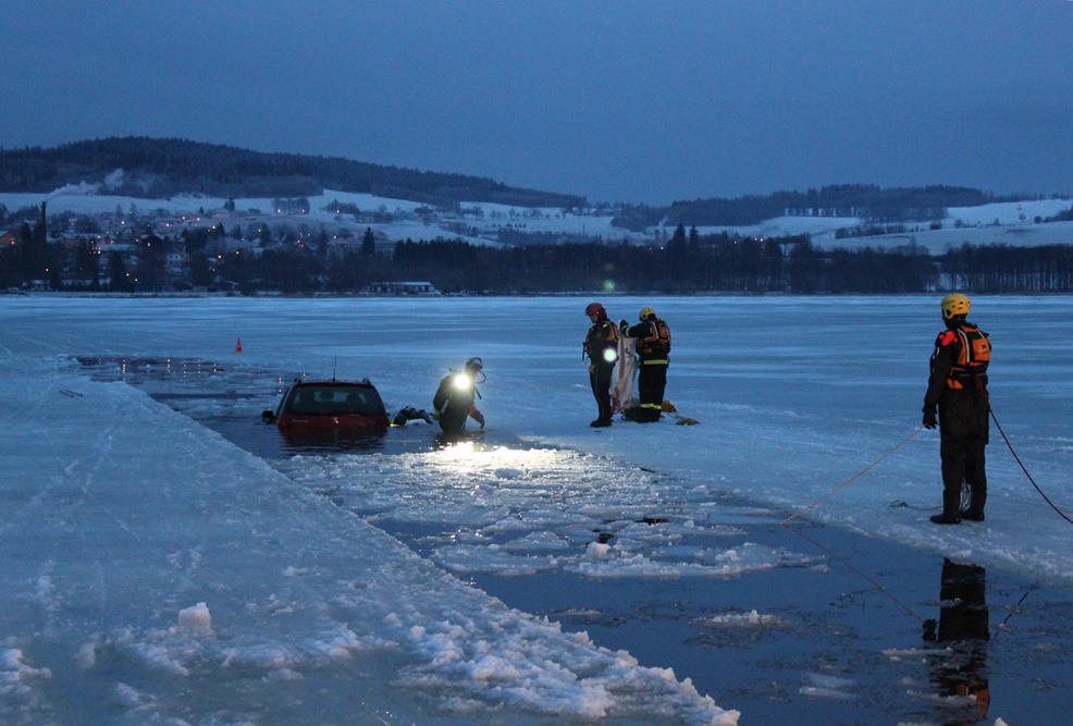 11 Auto pod ledem, Bližší Lhota - 24. 2. 2015 (11).JPG