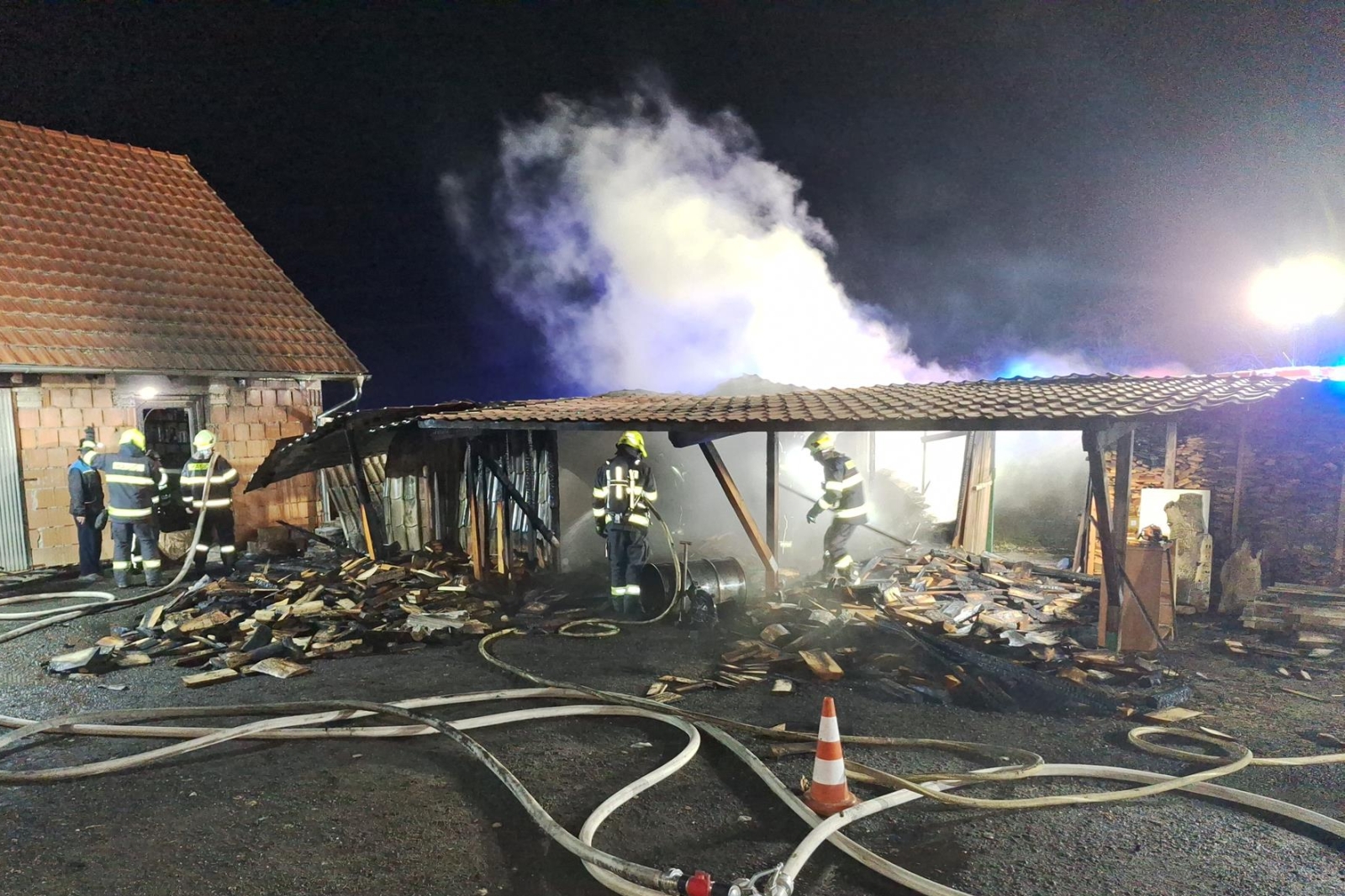 110226-Noční požár dřevníku v katastru Chlístovic na Kutnohorsku.jpg