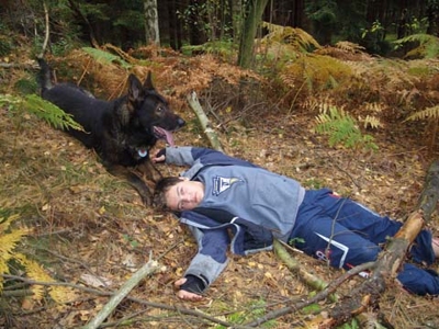 Záchranný pes musí umět označit člověka v kterékoliv poloze a při značení ho nesmí nijak obtěžovat