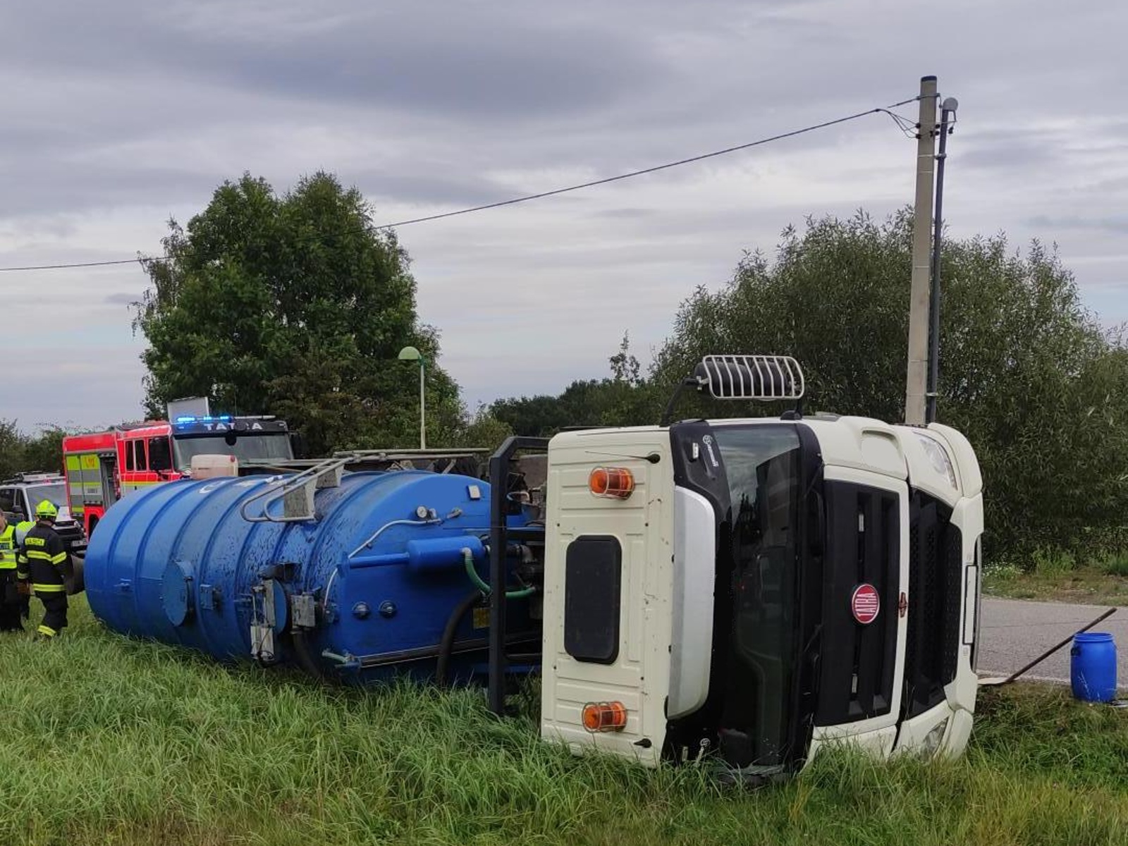 110924-Převrácená cisterna s kejdou na vjezdu do obce Dobrovítov ve směru od Čáslavi.jpg