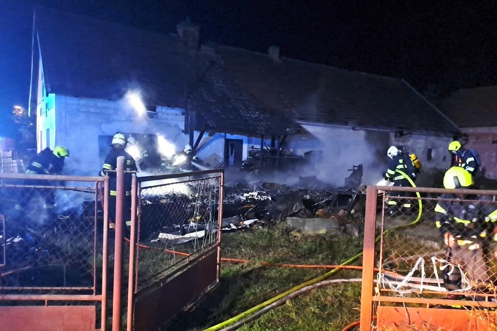 110925-Požár mobilheimu u rodinného domu v Prostřední Lhotě na Příbramsku.jpg