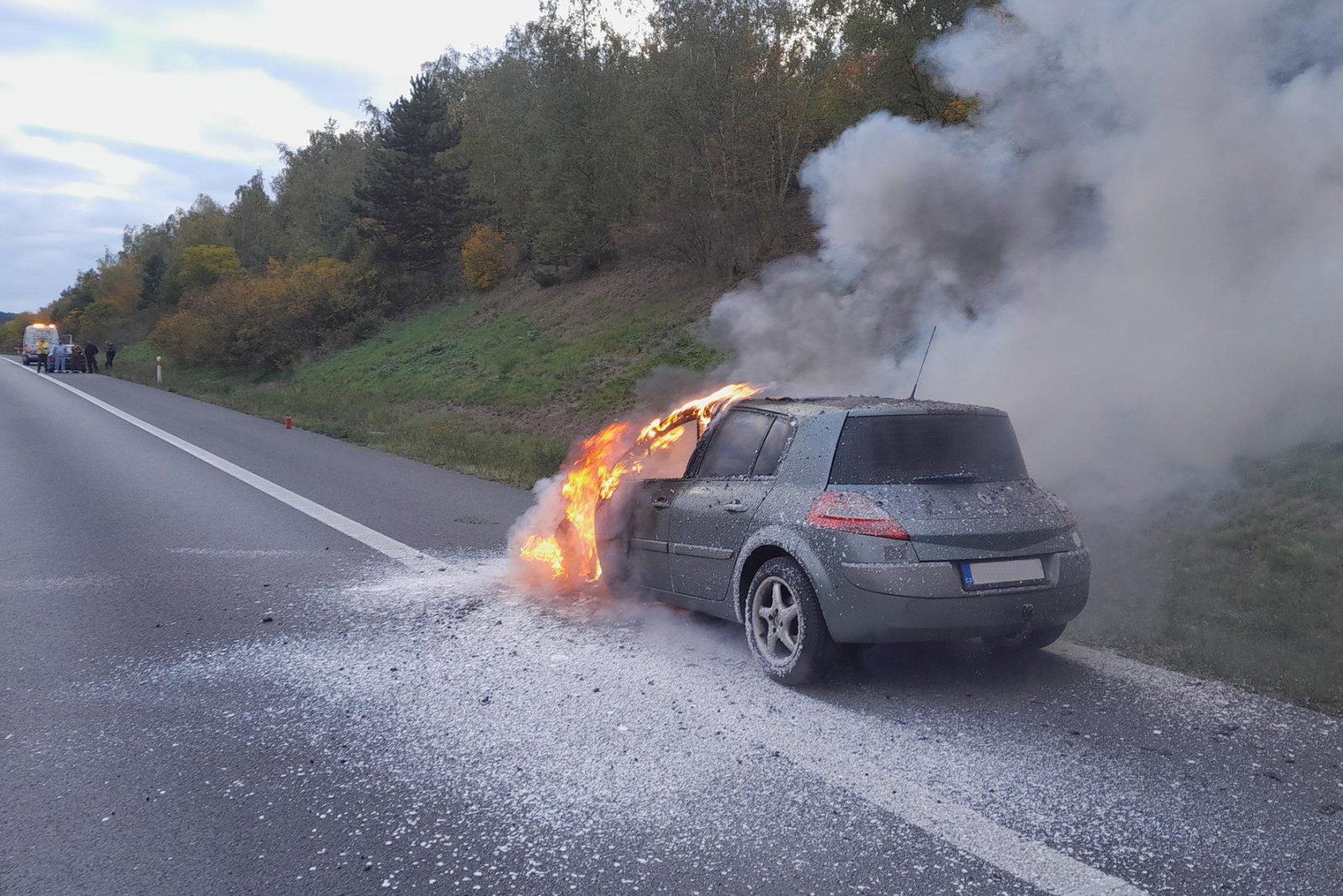 111025-Požár osobního automobilu na kilometru 46 dálnice D5 ve směru do Plzně.jpg
