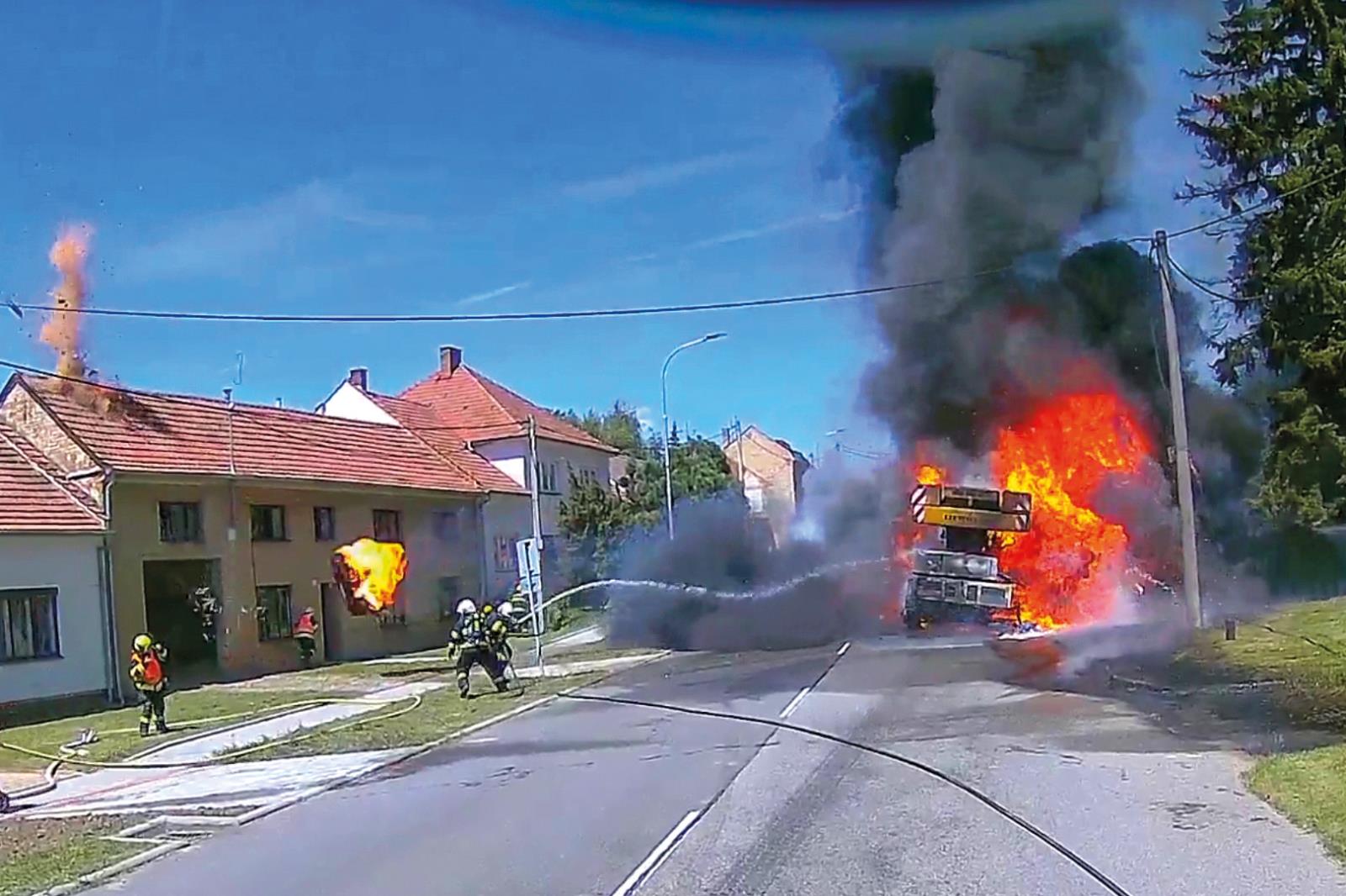 Okamžik exploze levé přední pneumatiky a prostřelení střešního pláště. Ztráta stability obsluhy vysokotlakého proudu z CAS 20 stanice Bučovice.