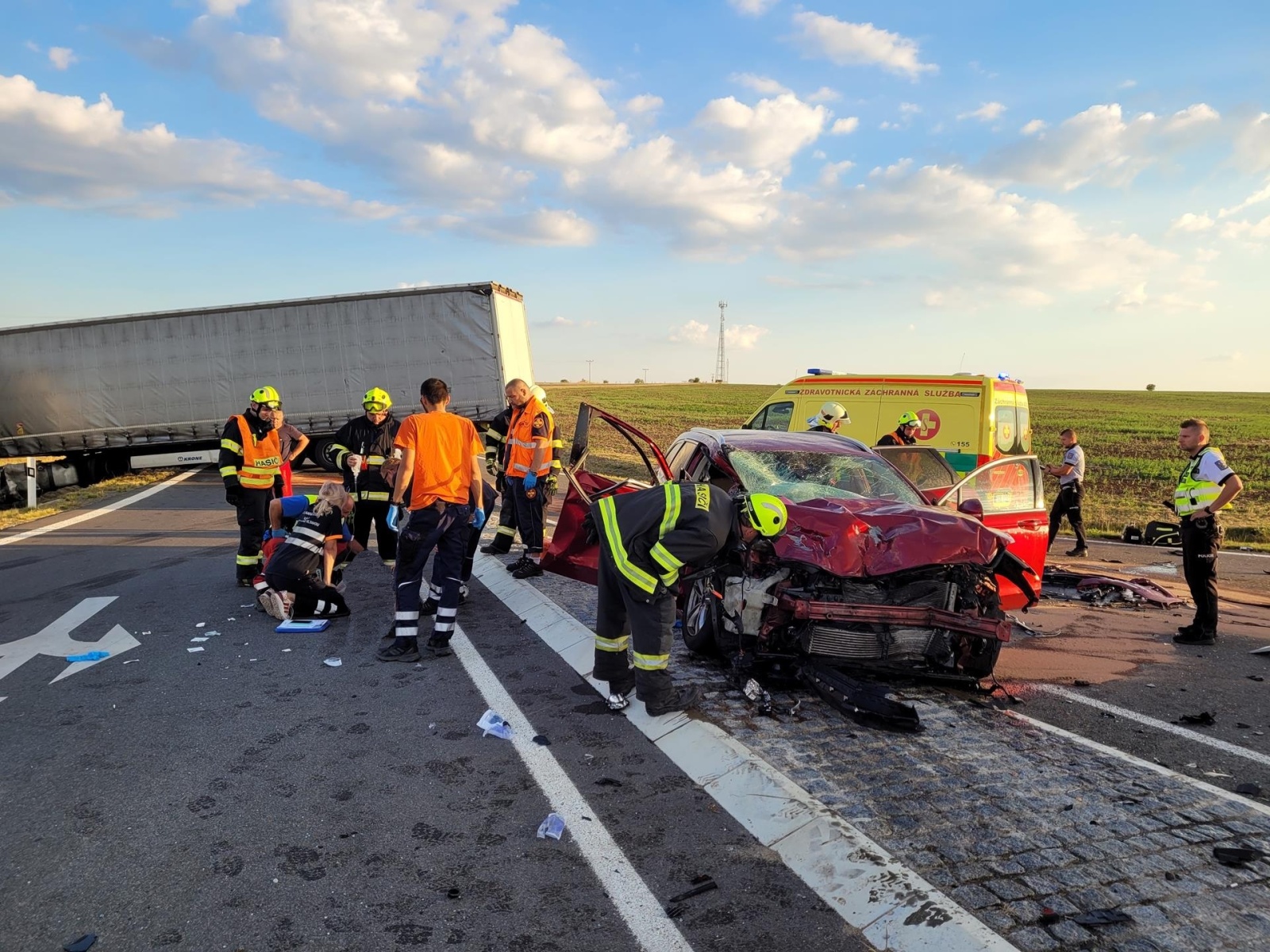 119-Vážná nehoda osobního automobilu a kamionu na novém obchvatu Slaného.jpg