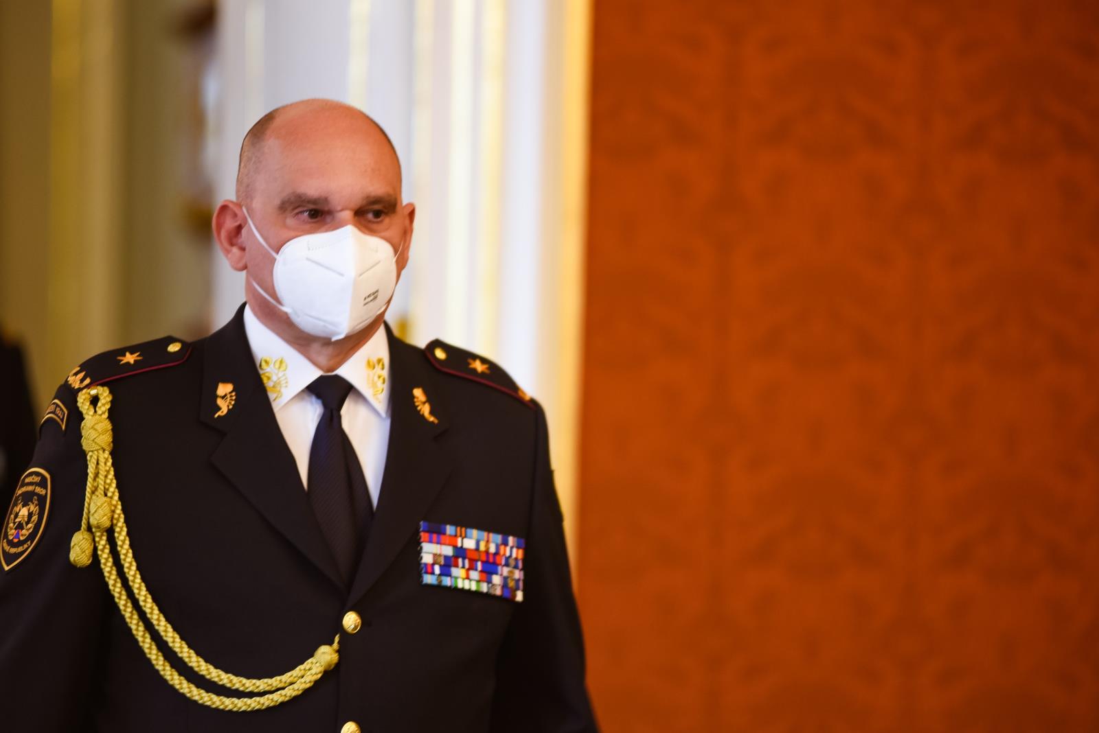 11_brig. gen. Ing. Miloslav Svatoš přichází do sálu.jpg