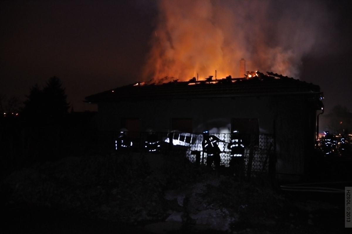 12 7-3-2013 Požár RD Olomouc Slavonín press foto (12).JPG