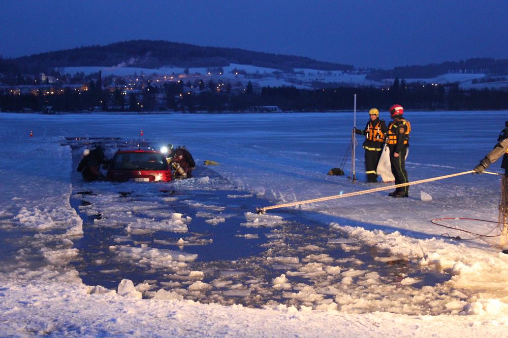 12 Auto pod ledem, Bližší Lhota - 24. 2. 2015 (12).JPG