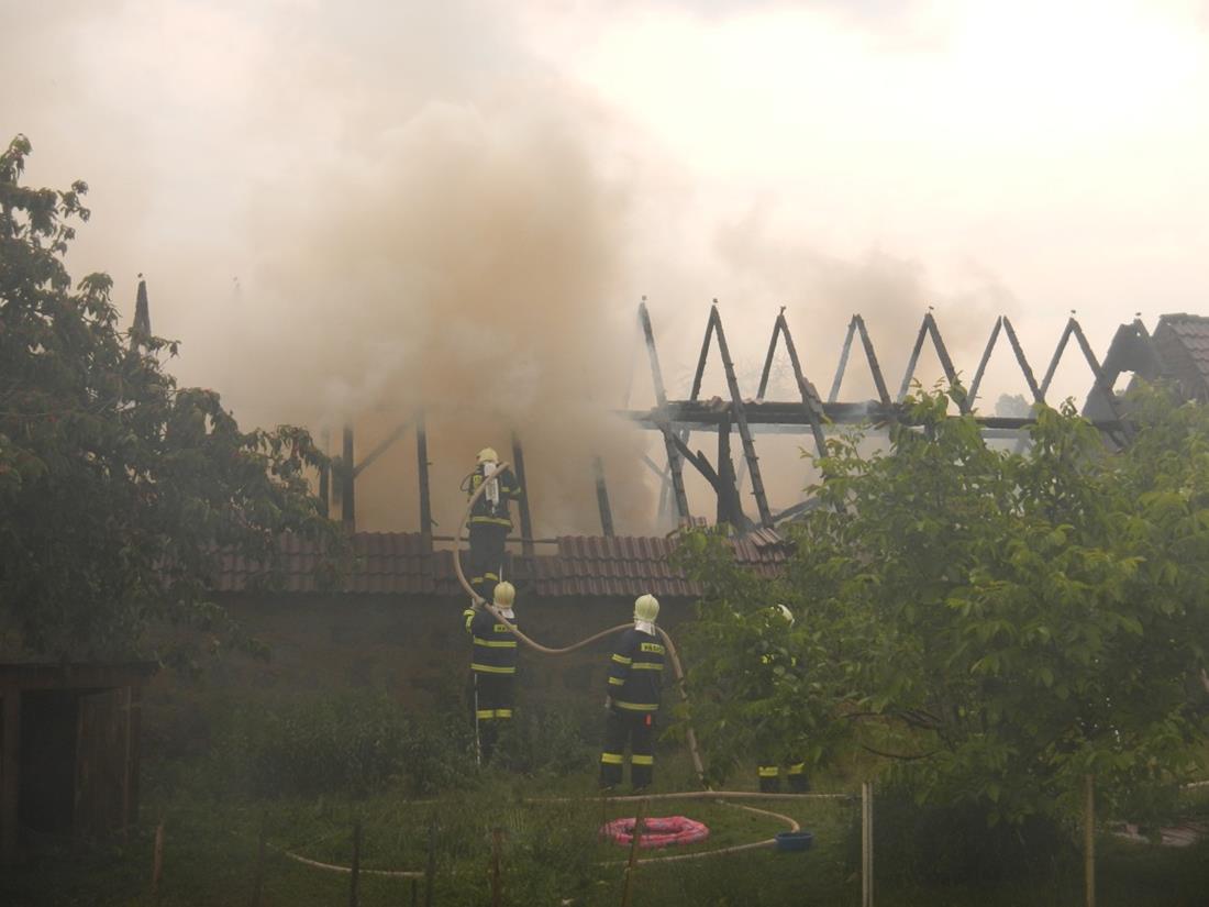 12 Požár stodoly, Kovářov - 5. 7. 2015 (12).JPG