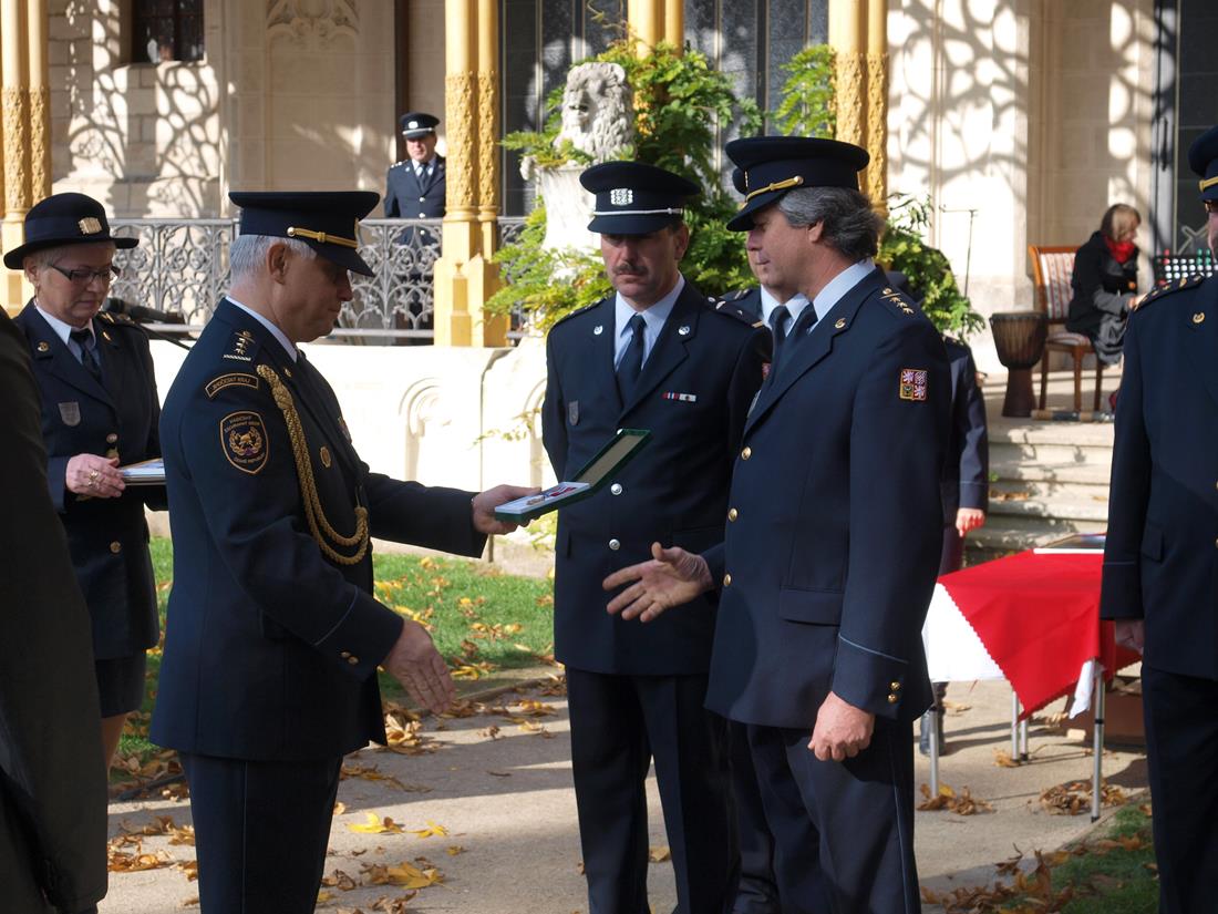 12 Slavnostní slib a předání medailí, Hluboká nad Vltavou - 26. 10. 2015 (25).JPG