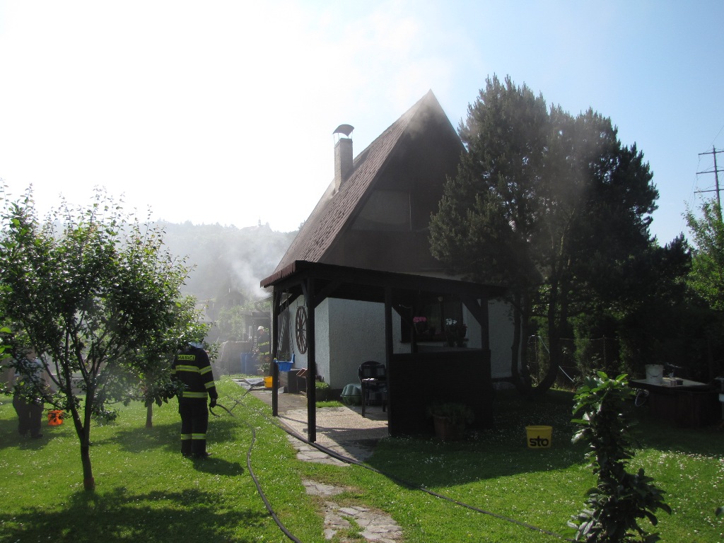 12.6.2015 požár chatky Klatovy.JPG