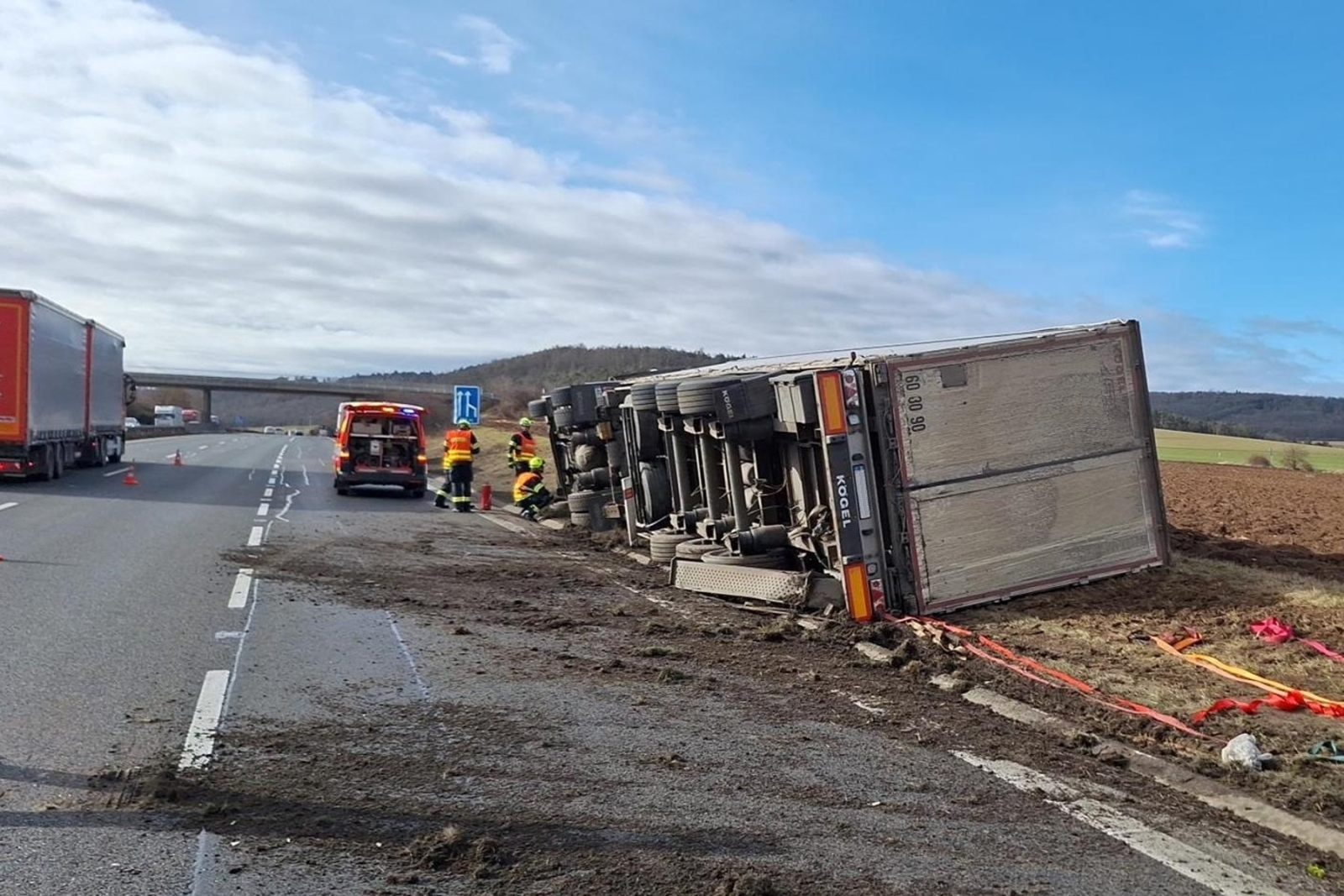 120226-Nehoda kamionu za 30. kilometrem dálnice D5 na Berounsku ve směru do Plzně.jpg