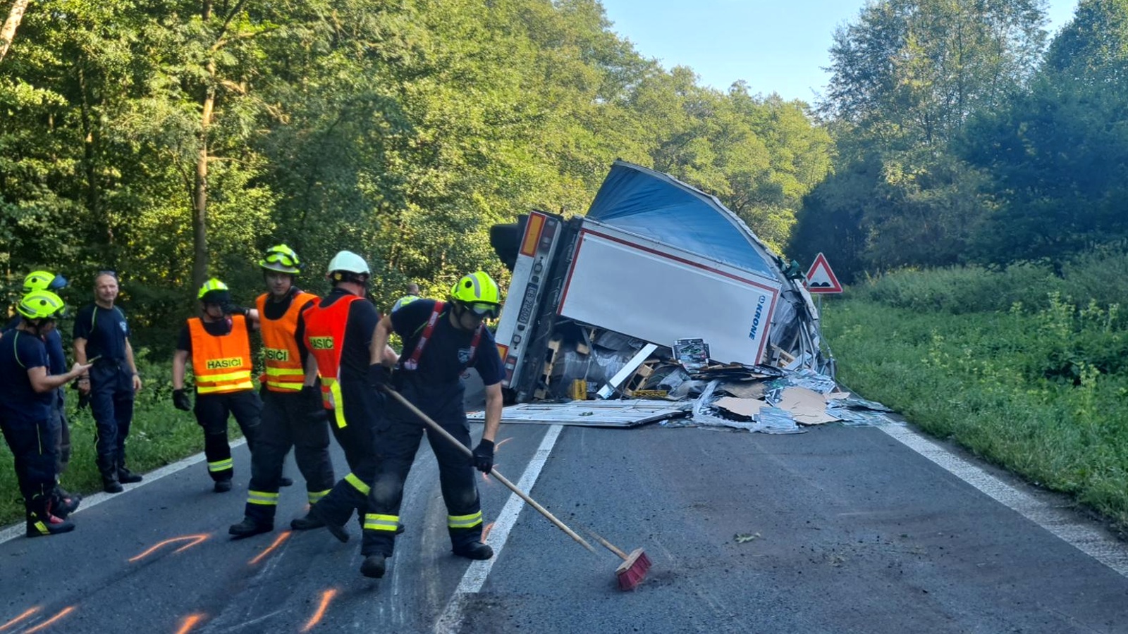 120824-Převrácený kamion na silnici č. 9 nedaleko obce Medonosy na Mělnicku.jpg