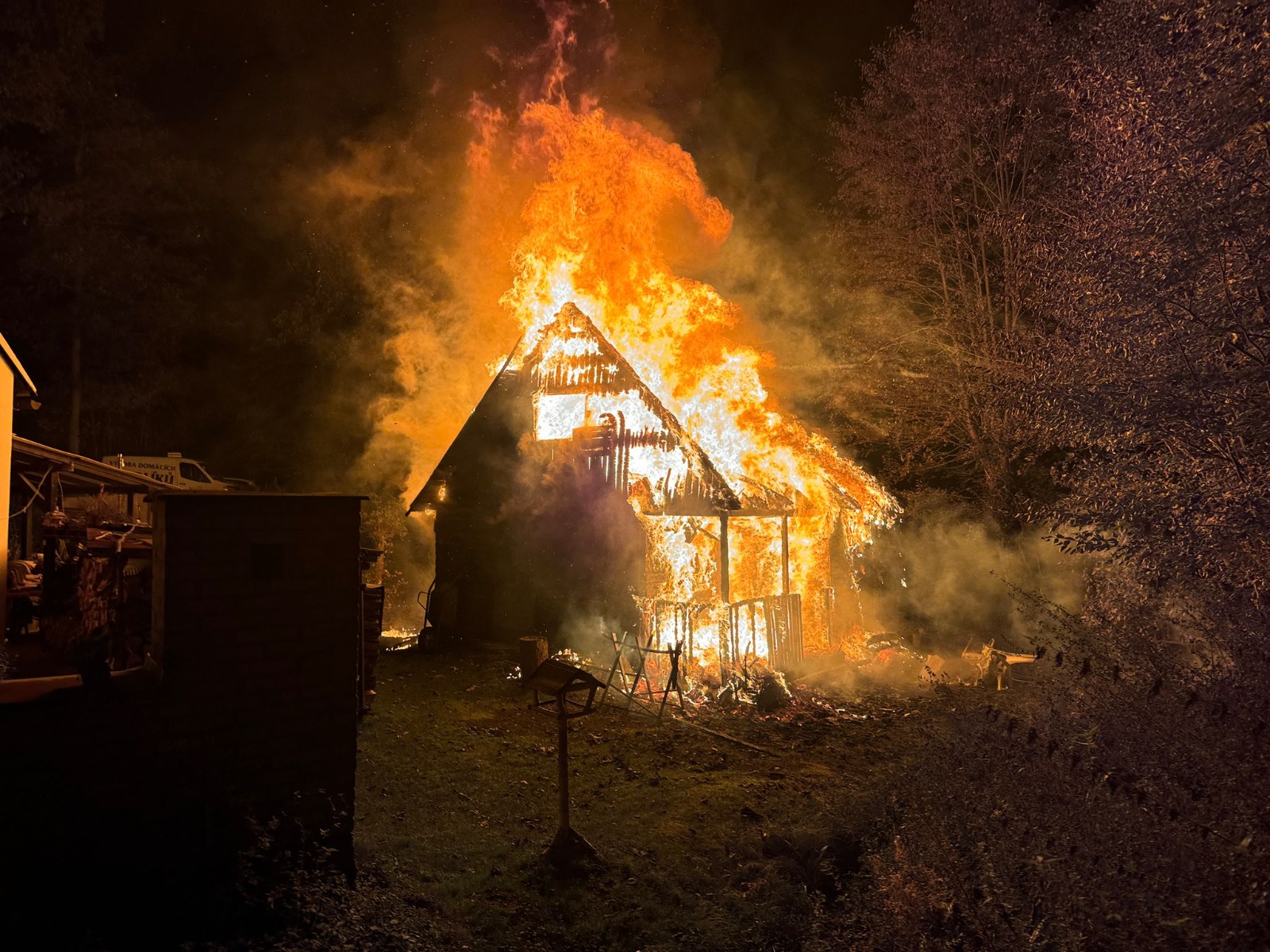 121024-Půlnoční požár chaty v rekreační osadě Údolí Raků u obce Tehov nedaleko Říčan.jpeg