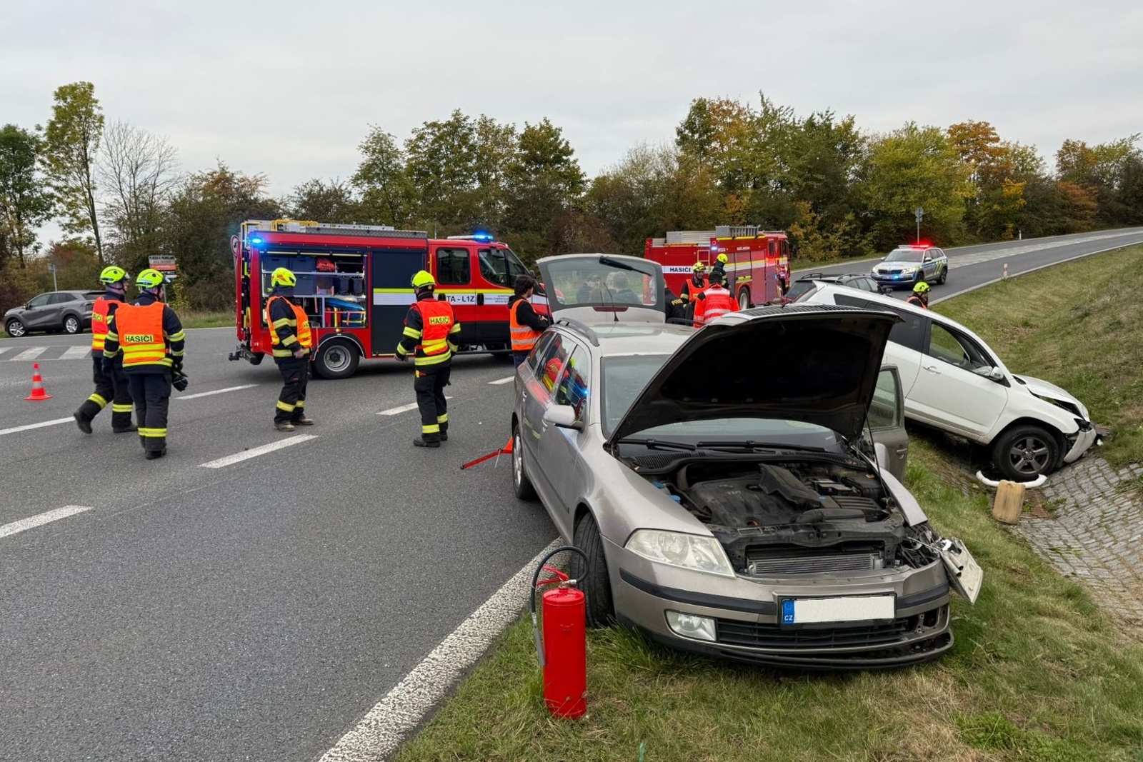 121025-Dopravní nehoda u logistického centra v Chrášťanech poblíž dálnice D5.jpg