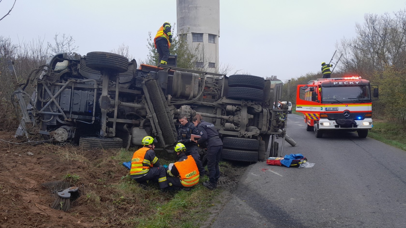 121124-Havárie technického nákladního automobilu za Kouřimí směrem k Dobrému Poli na Kolínsku.jpg