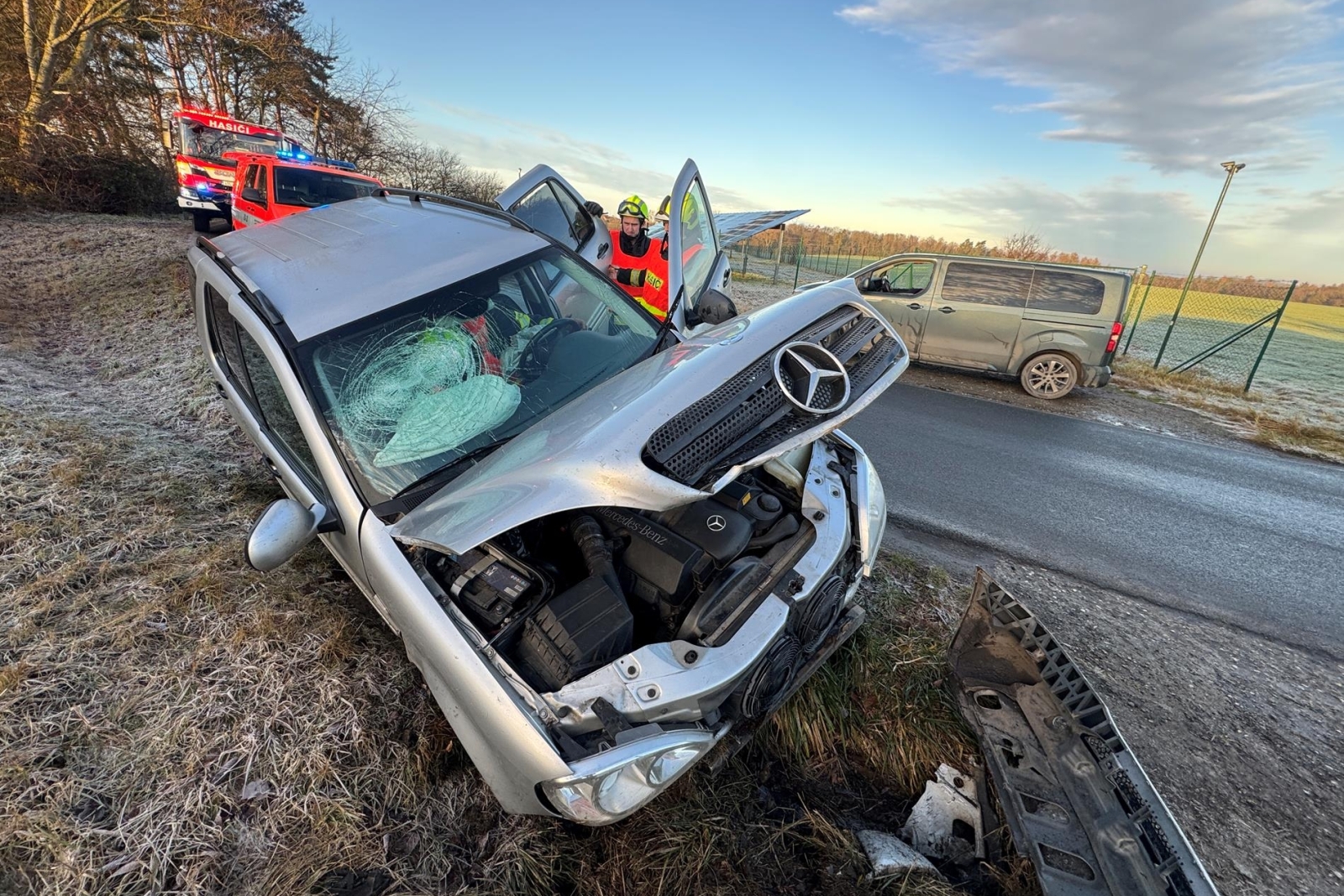 121225-Havárie osobního automobilu u obce Doubek v okrese Praha-východ.jpg