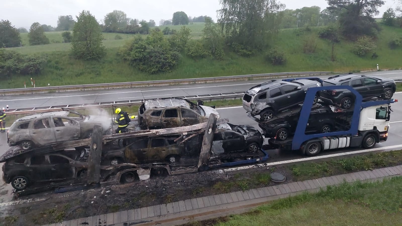123-Požár soupravy s přepravovanými osobními vozidly na dálnici D1 u Ostředku.jpeg
