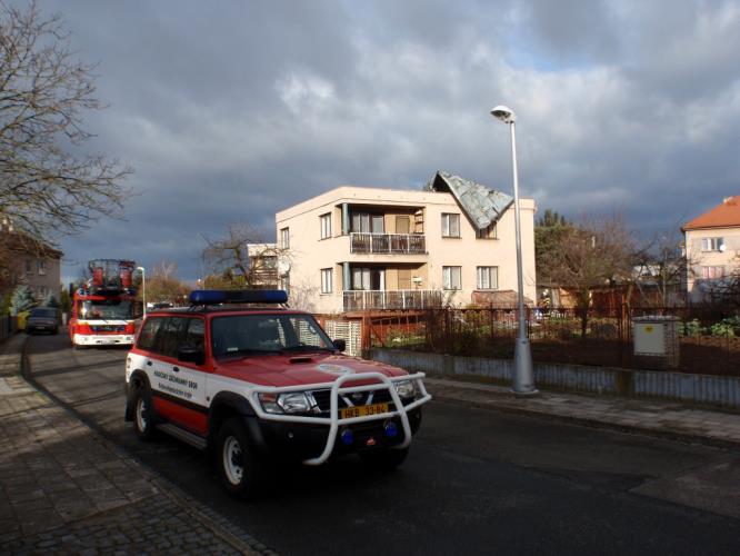 13-12-06 poškozená střecha, HK - Březhrad.JPG