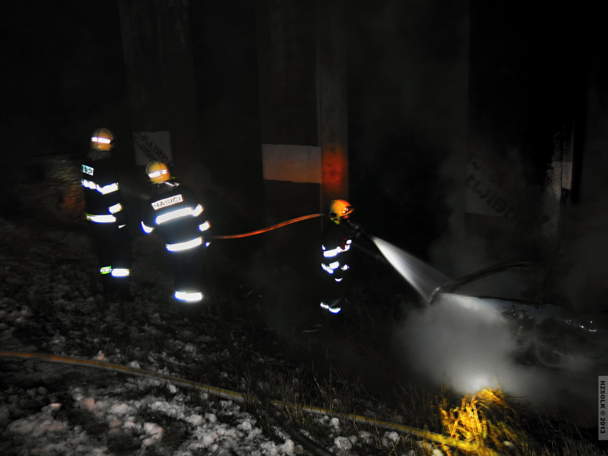 13 19-3-2013 Požár OA po dopravní nehodě Velká Bystřice - komunikace směr Ostrava (8).JPG