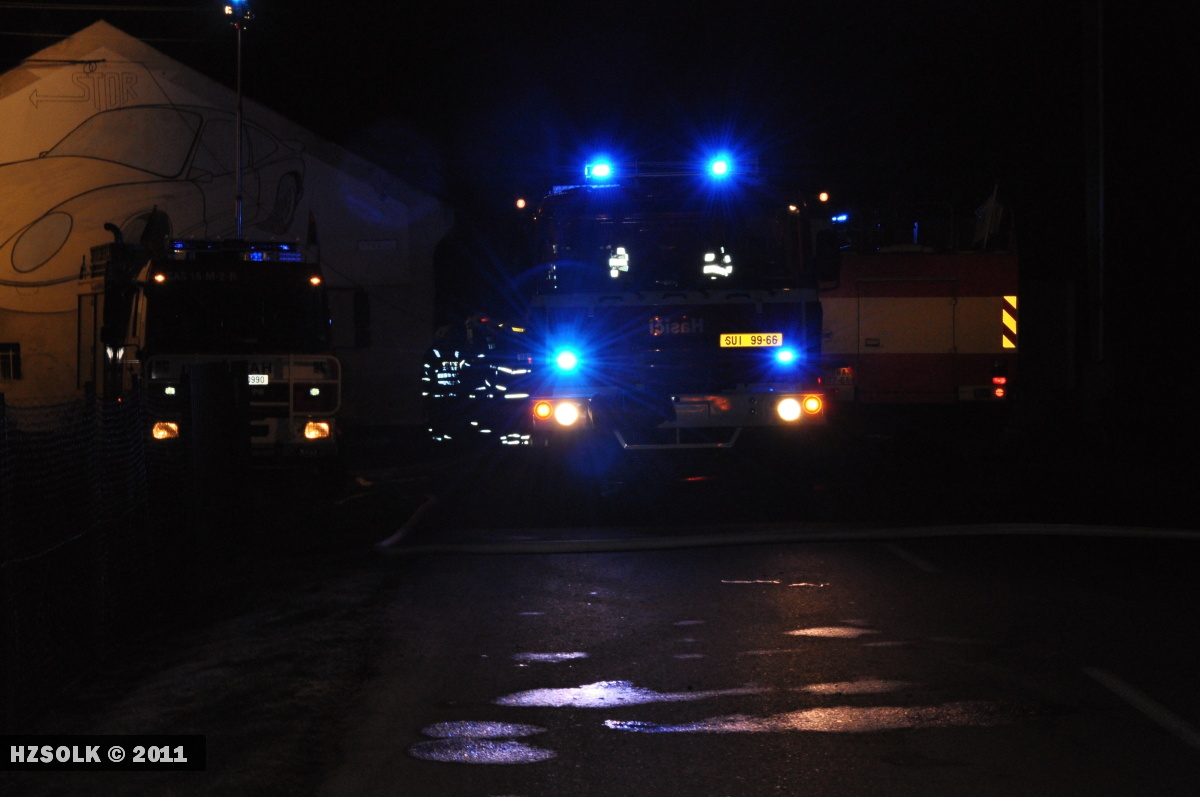 13 22.10.2011 Požár autoservisu a stolárny Ruda nad Moravou - Bohdíkov41.JPG