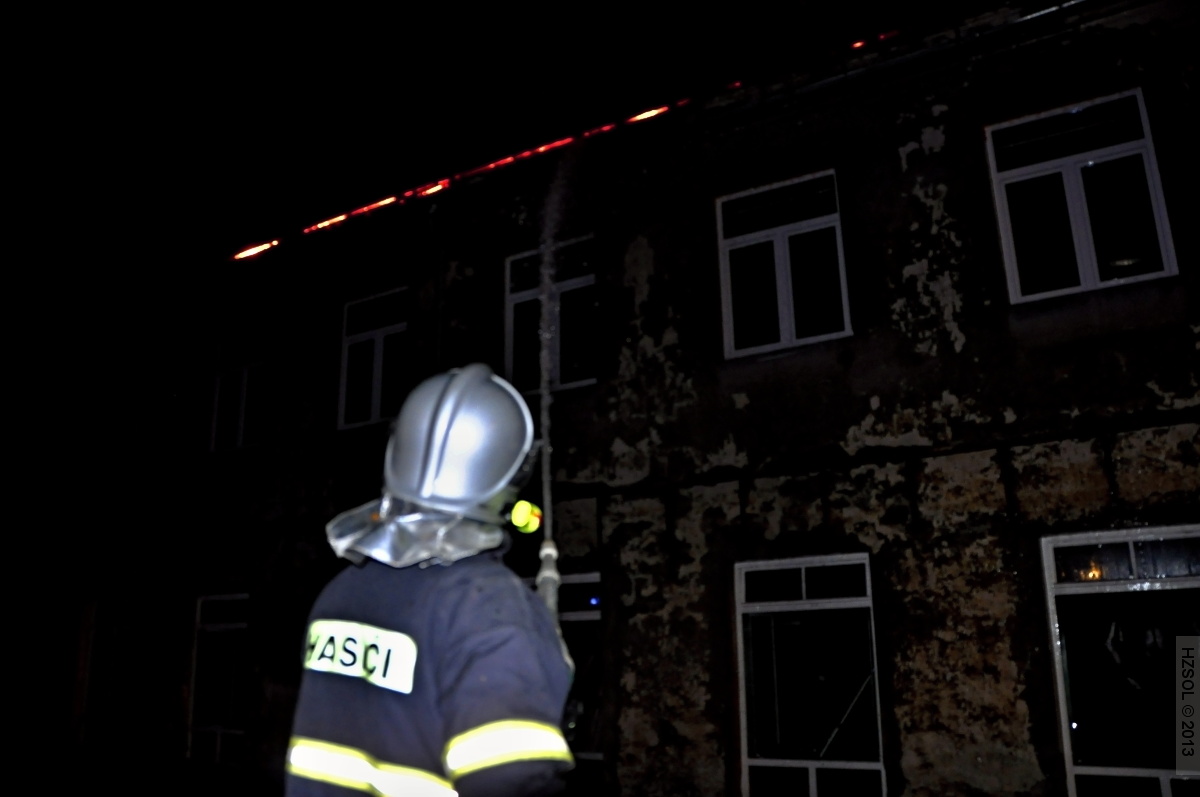 13 4-3-2013 Požár střechy průmyslového objektu Šumperk - Žerotínská ul (13).JPG