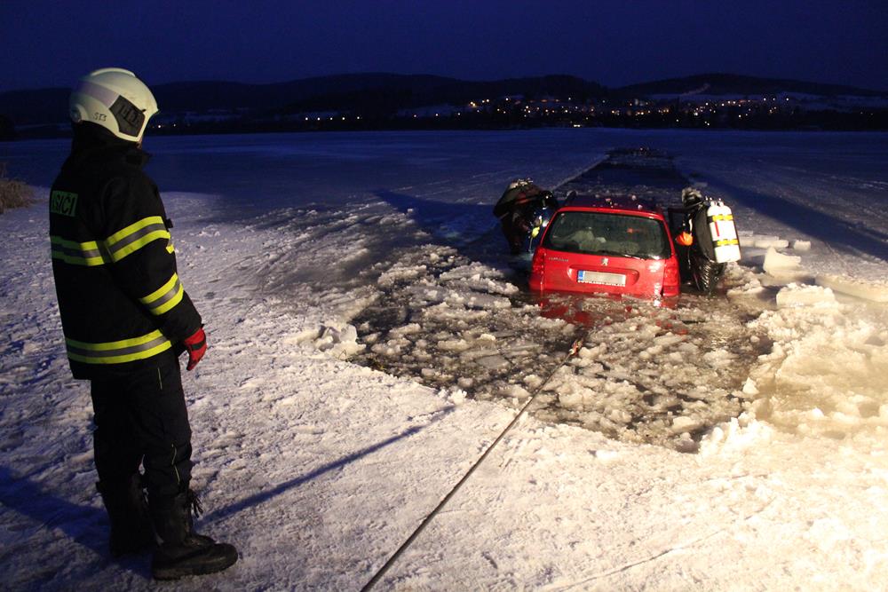 13 Auto pod ledem, Bližší Lhota - 24. 2. 2015 (13).JPG