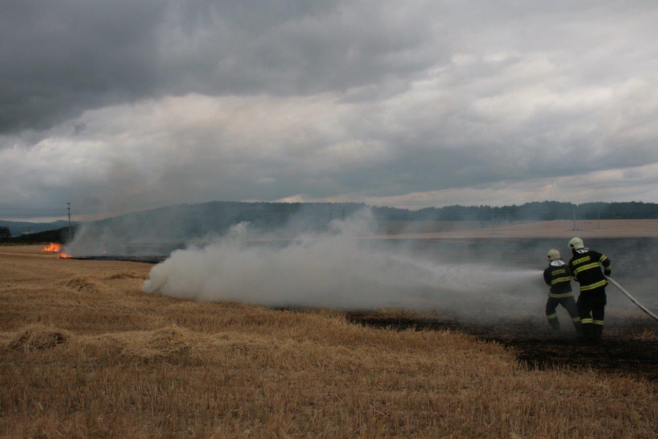 13.7.2015 požár pole Třebnice.jpg