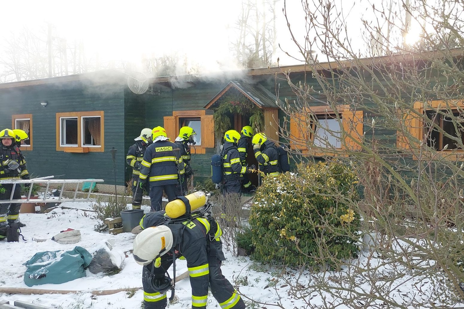 130125-Požár přízemního dřevěného objektu u železniční stanice Pavlov na Kladensku.jpg