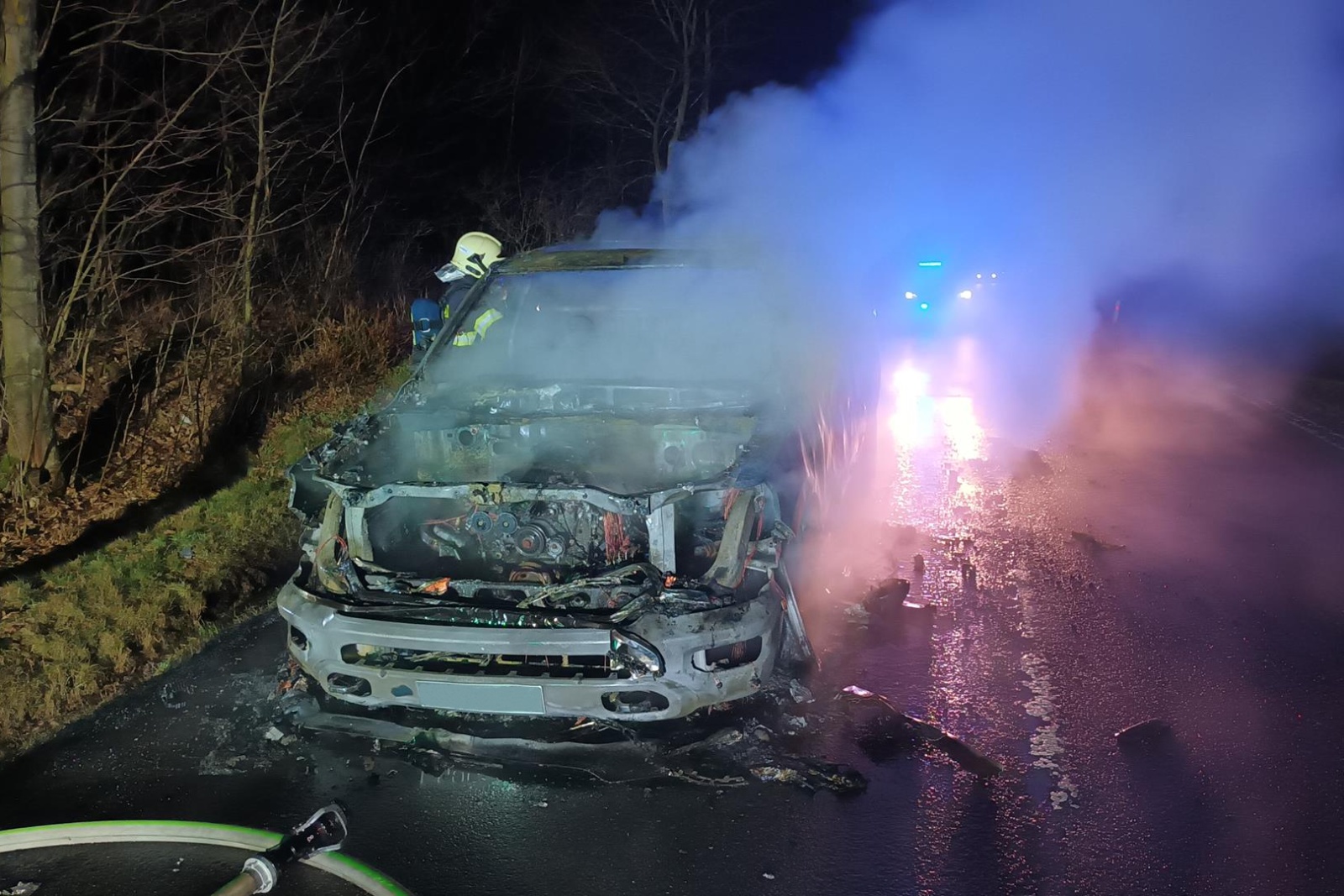 130325-Požár osobního automobilu u obce Vranovice na Příbramsku.jpg