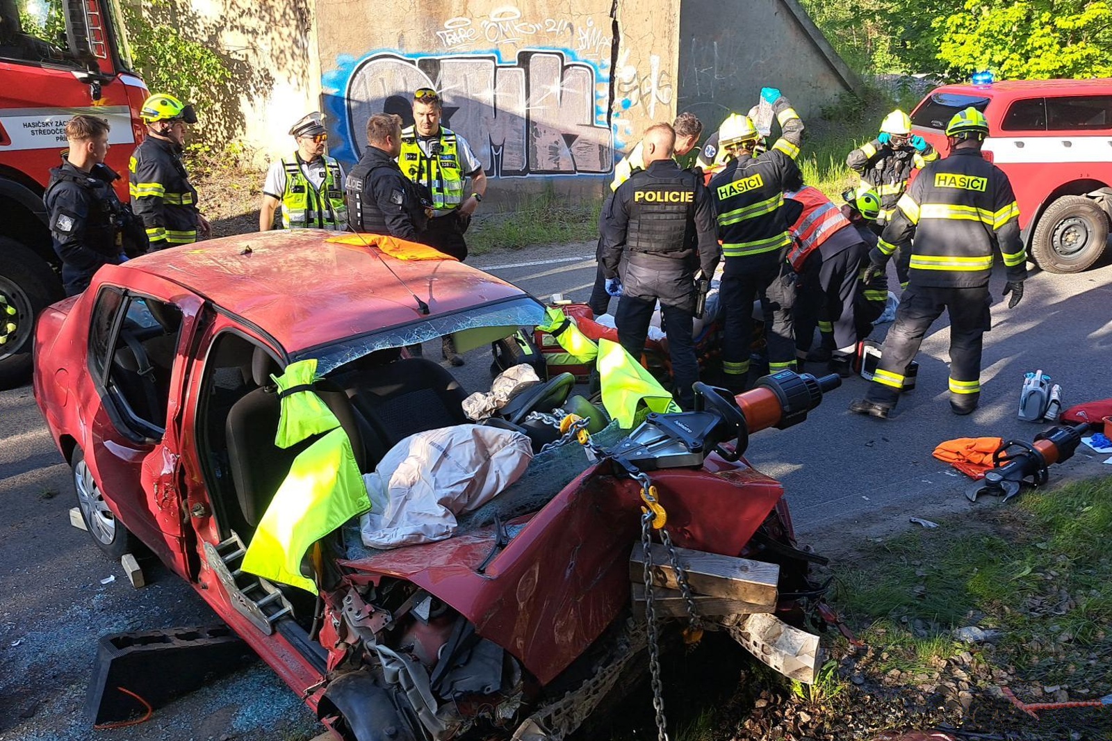 130525-Dopravní nehoda osobního vozidla na silnici č. 118 u obce Háje na Příbramsku.jpg