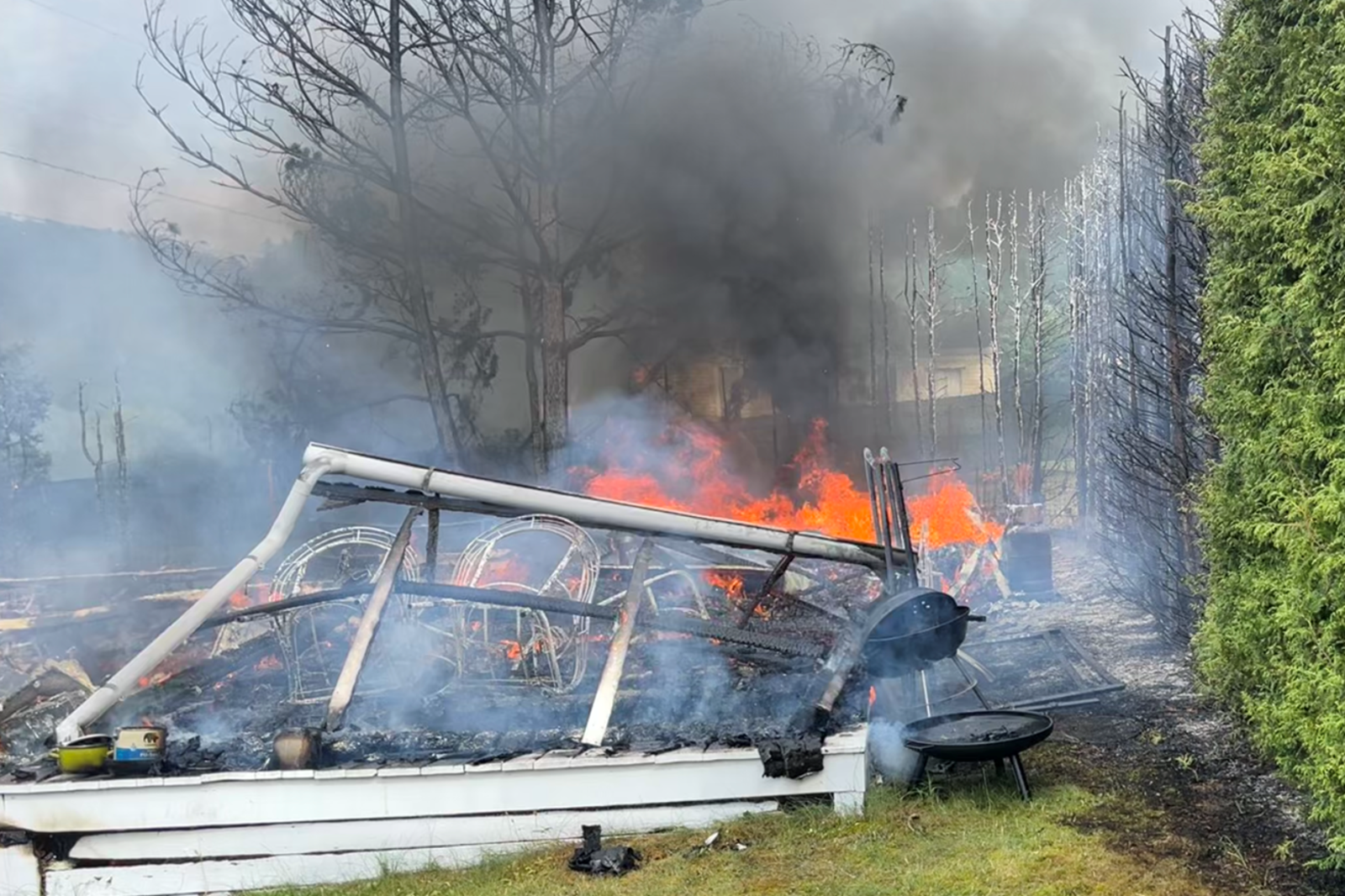 130725-Požár mobilheimu v chatové oblasti obce Klenovice u Orlické přehrady na Příbramsku.png