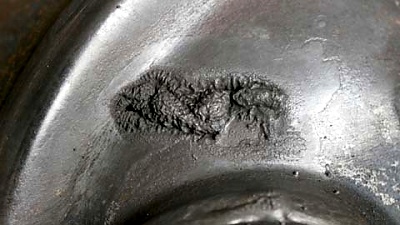 Obr. 2 Vypálený otvor ve dnu po vyčištění brusným ocelovým kartáčem