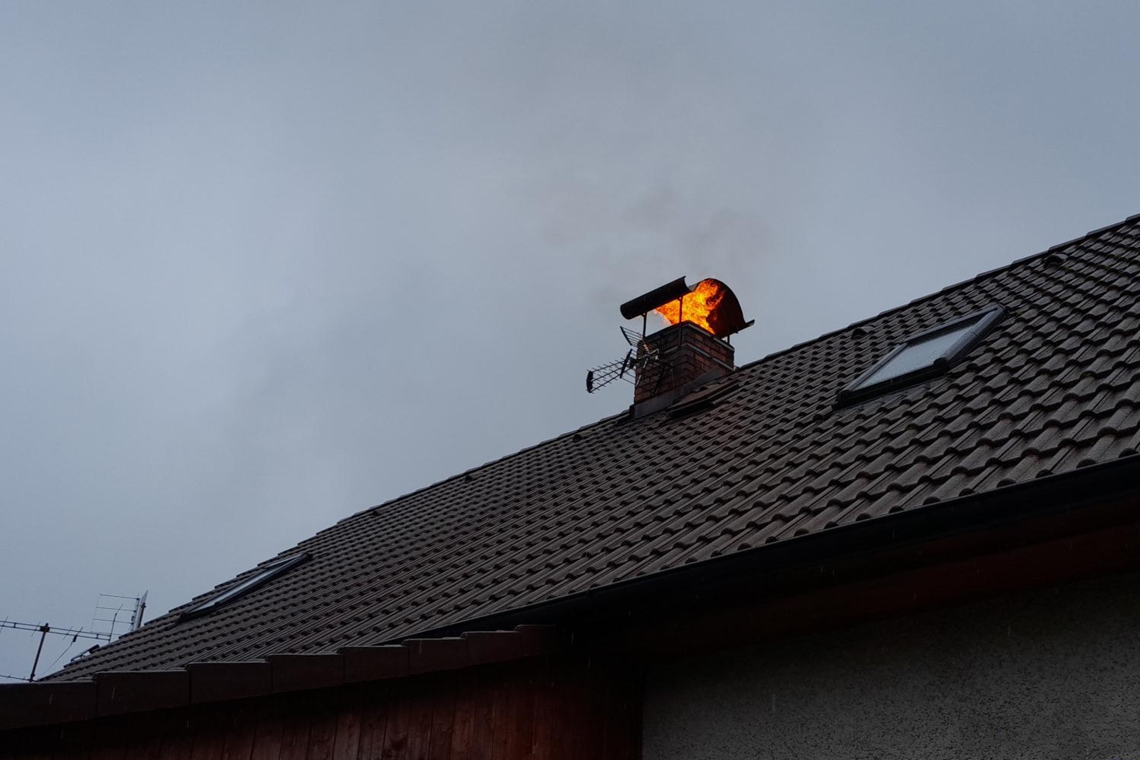 131124-Požár sazí v komíně rodinného domu v obci Budínek na Dobříšsku.jpg