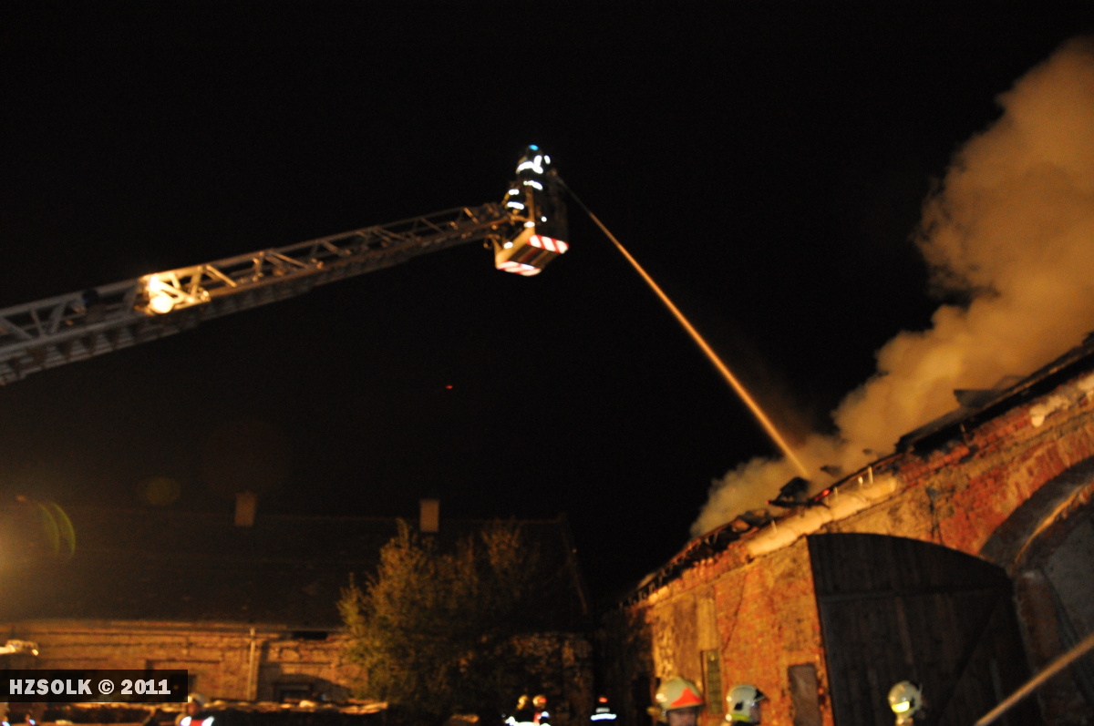 14 22.10.2011 Požár autoservisu a stolárny Ruda nad Moravou - Bohdíkov1.JPG