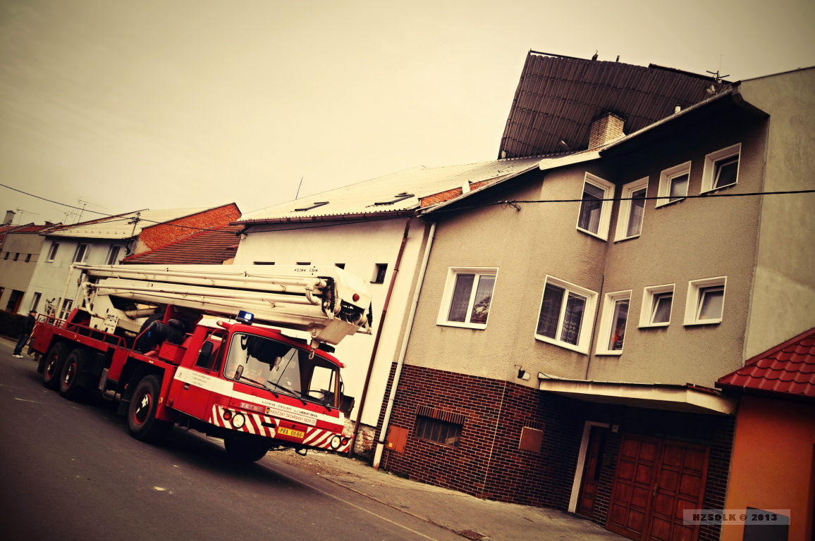 14 26-12-2013 Odstranění uvolněné střechy v Kojetíně - silný vítr.JPG