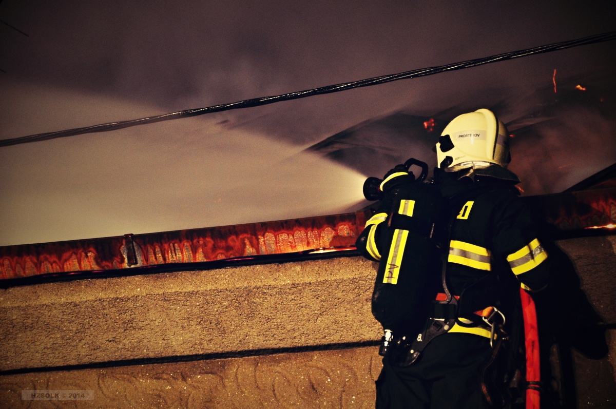 14 6-2-2014 Požár RD Klopotovice - střecha objektu (21).JPG