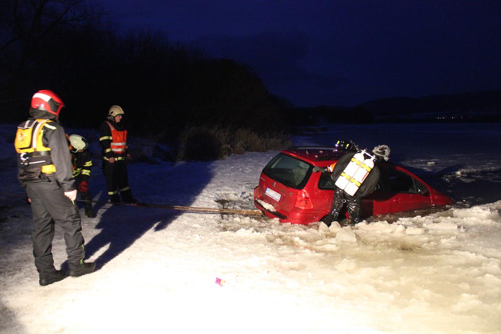 14 Auto pod ledem, Bližší Lhota - 24. 2. 2015 (14).JPG