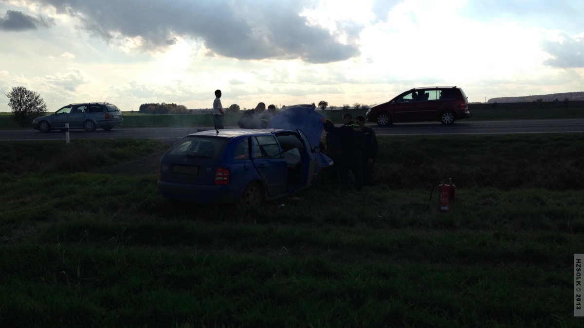 14 Nehoda osobního auta Milovice u Hořic pomoc HZS OLK  (4).JPG