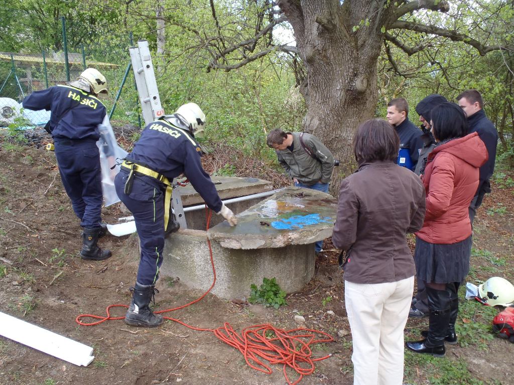 14.4.2014 spolupráce s PČR - studna.JPG