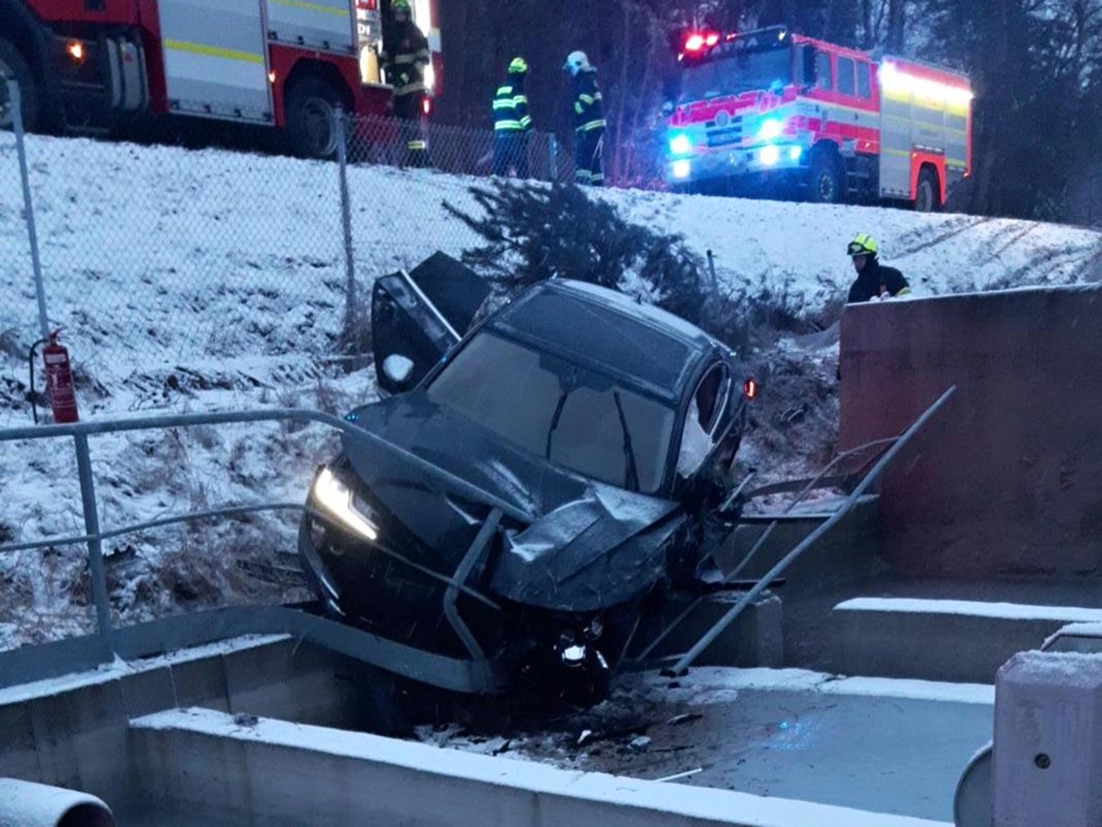 140226-Havárie osobního vozidla u betonárny v Hájích nedaleko Příbrami.jpg