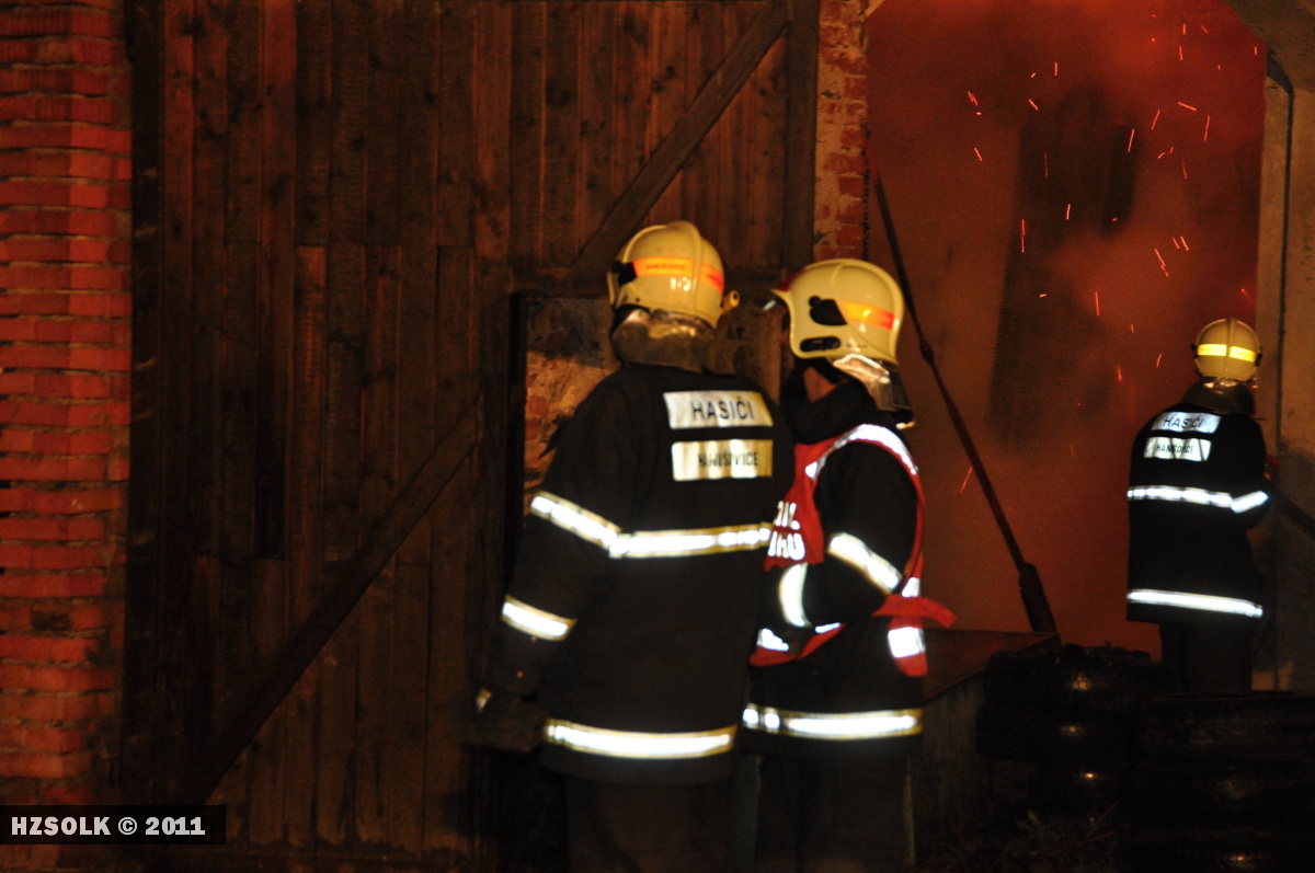 15 22.10.2011 Požár autoservisu a stolárny Ruda nad Moravou - Bohdíkov2.JPG