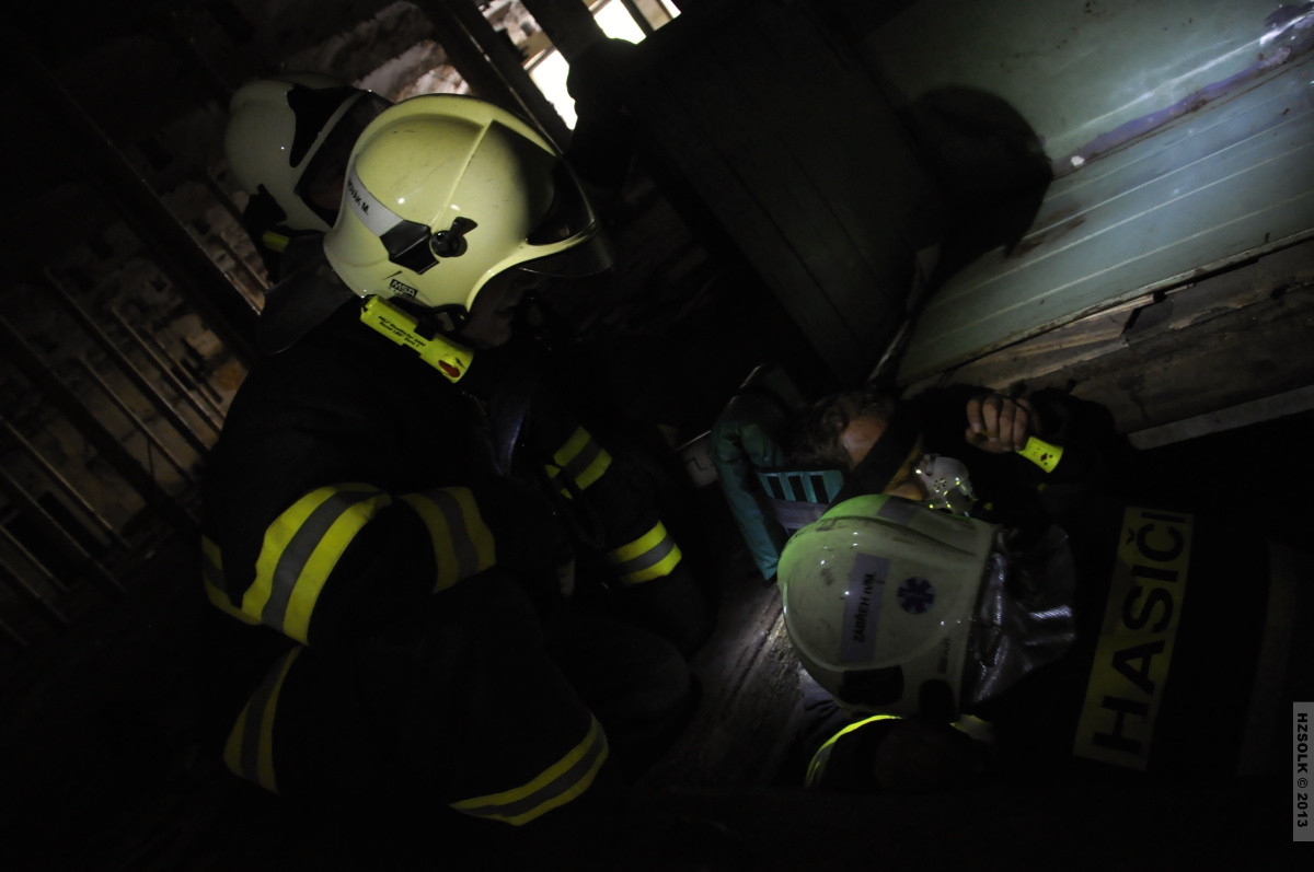 15 6-5-2013 cvičení osoby zavalené zasypané Zábřeh (22).JPG