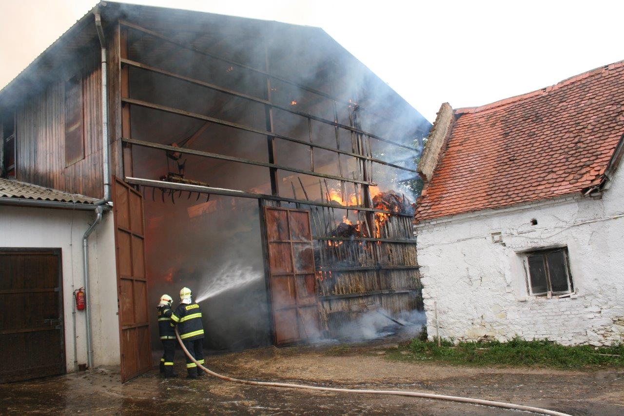 15.7.2015 požár seníku Jeníkovice.jpg