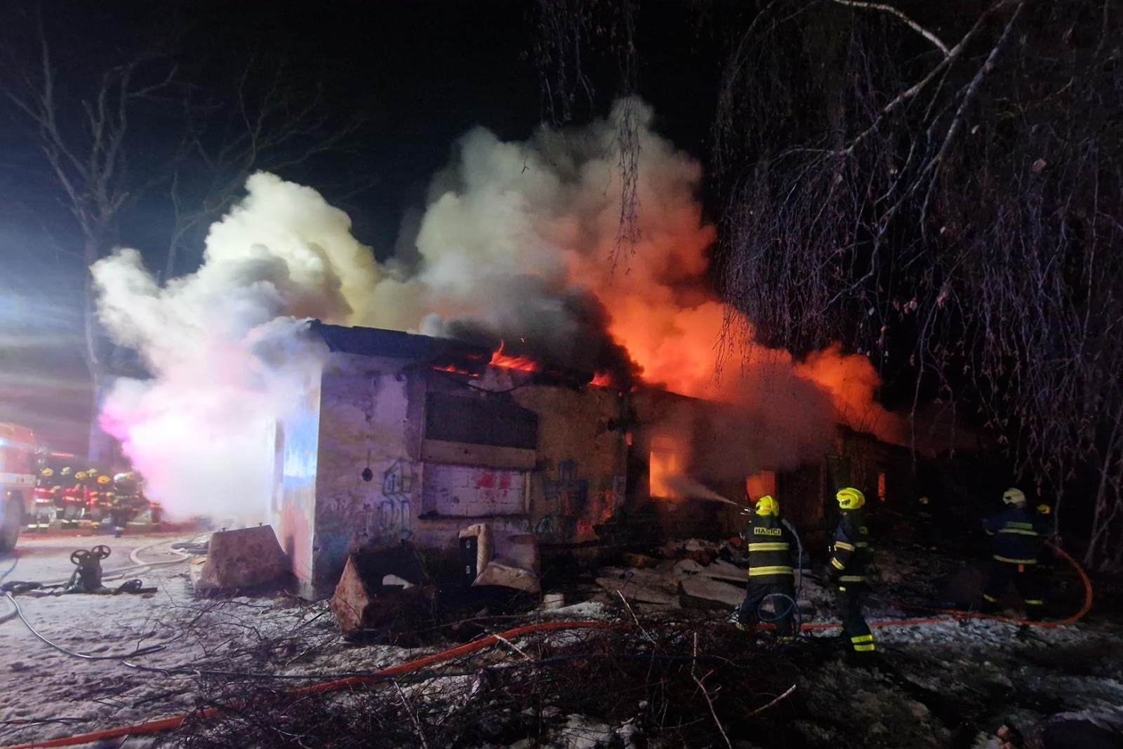 150126-Požár ubytovny v obci Žebice spadající pod Boreč na Mladoboleslavsku.jpg