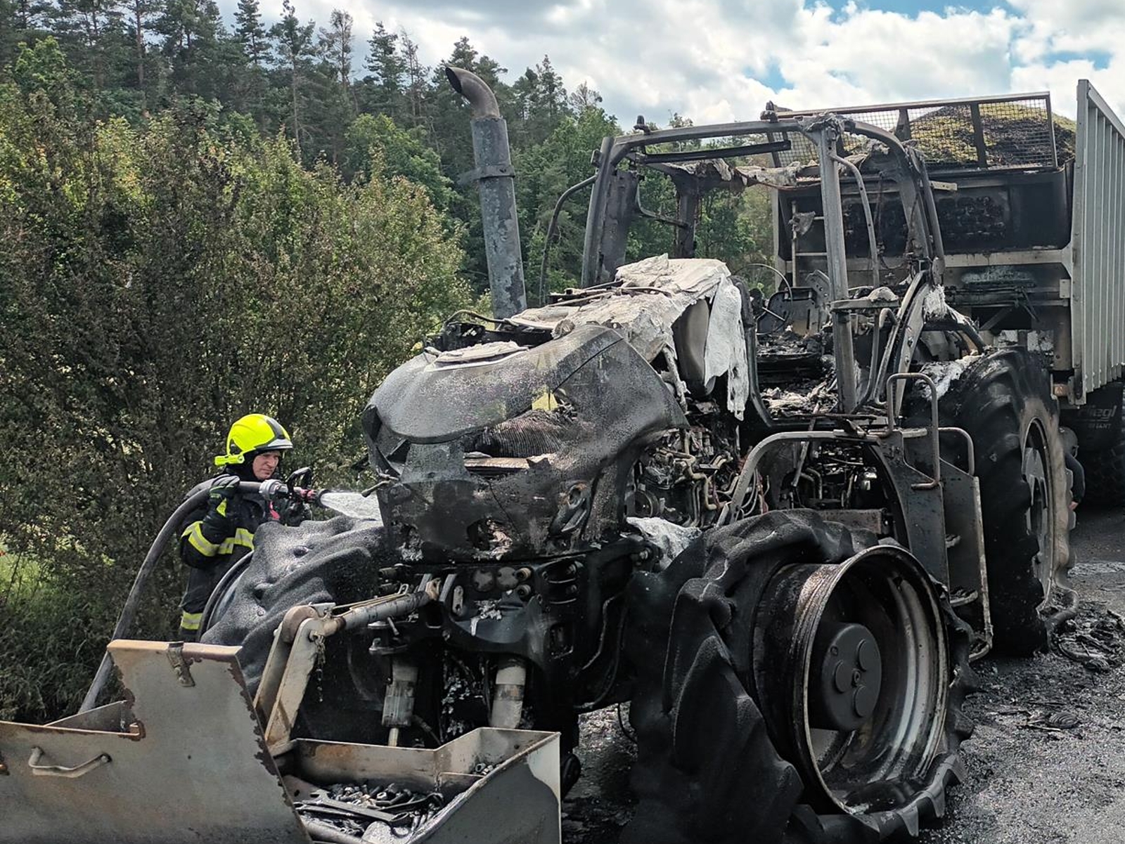 150626-Požár traktoru na silnici č. 18 mezi Příbramí a Sedlčany u Zrůbku.jpg
