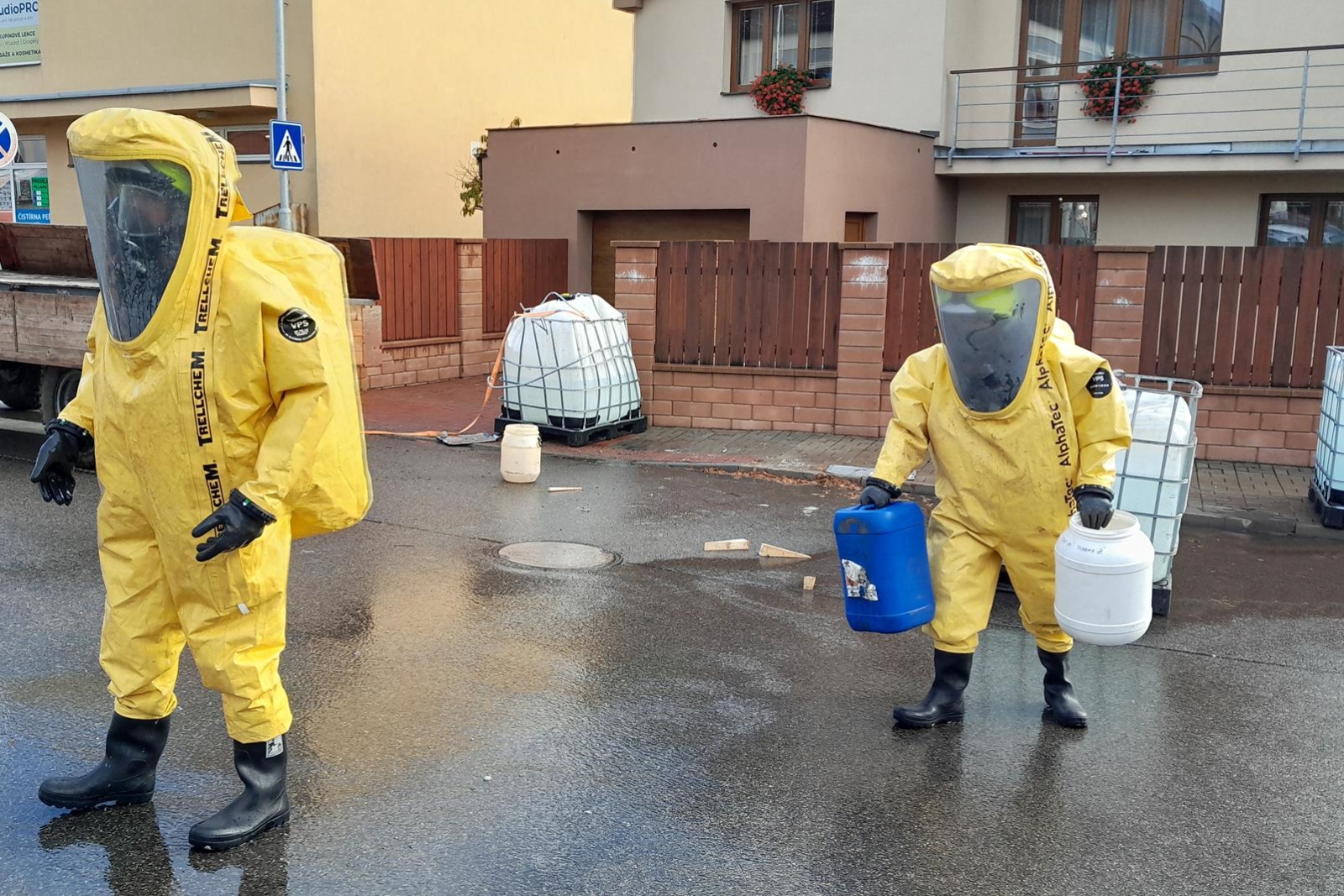 151025-Likvidace formaldehydu po převrácení vleku traktoru v Netvořicích na Benešovsku.jpg