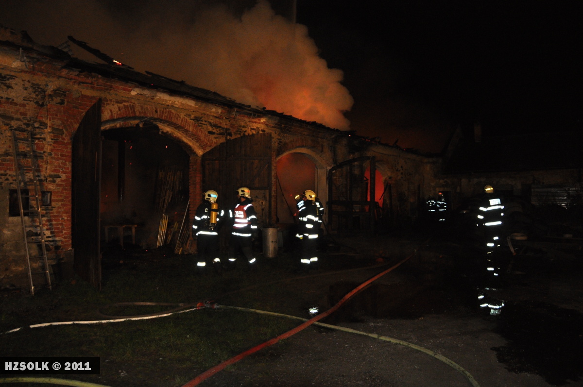 16 22.10.2011 Požár autoservisu a stolárny Ruda nad Moravou - Bohdíkov3.JPG